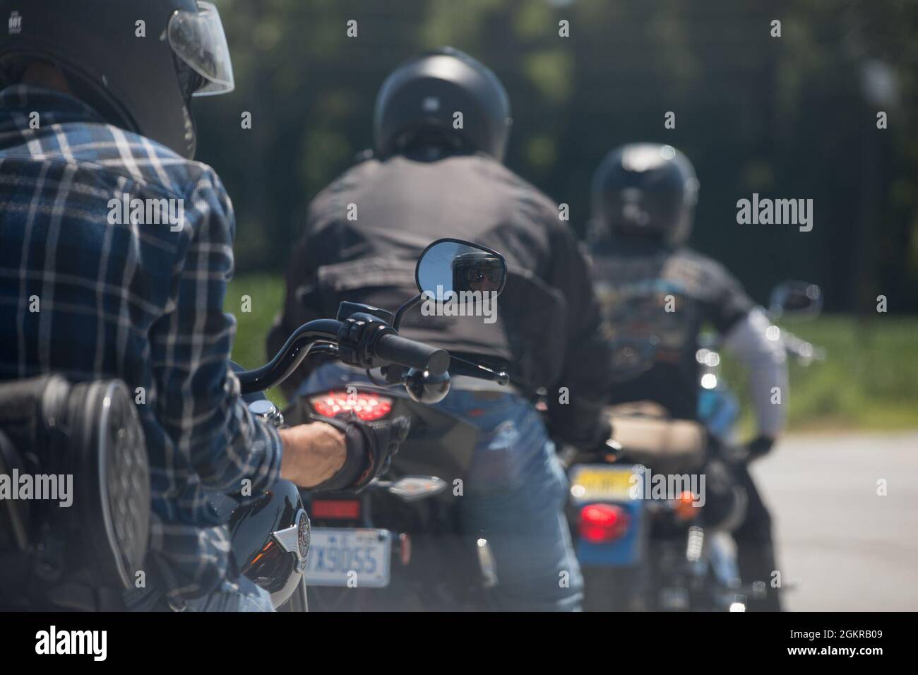 Les Marines des États-Unis, avec la 22e unité expéditionnaire maritime, pilotent leurs motocyclettes pour l'entraînement, en commençant et en terminant à Camp Lejeune, Caroline du Nord le 18 juin 2021. Le parcours a permis aux motocyclistes de construire des relations en dehors du cadre de travail standard et de partager leurs connaissances sur les pratiques de conduite sécuritaires. Banque D'Images