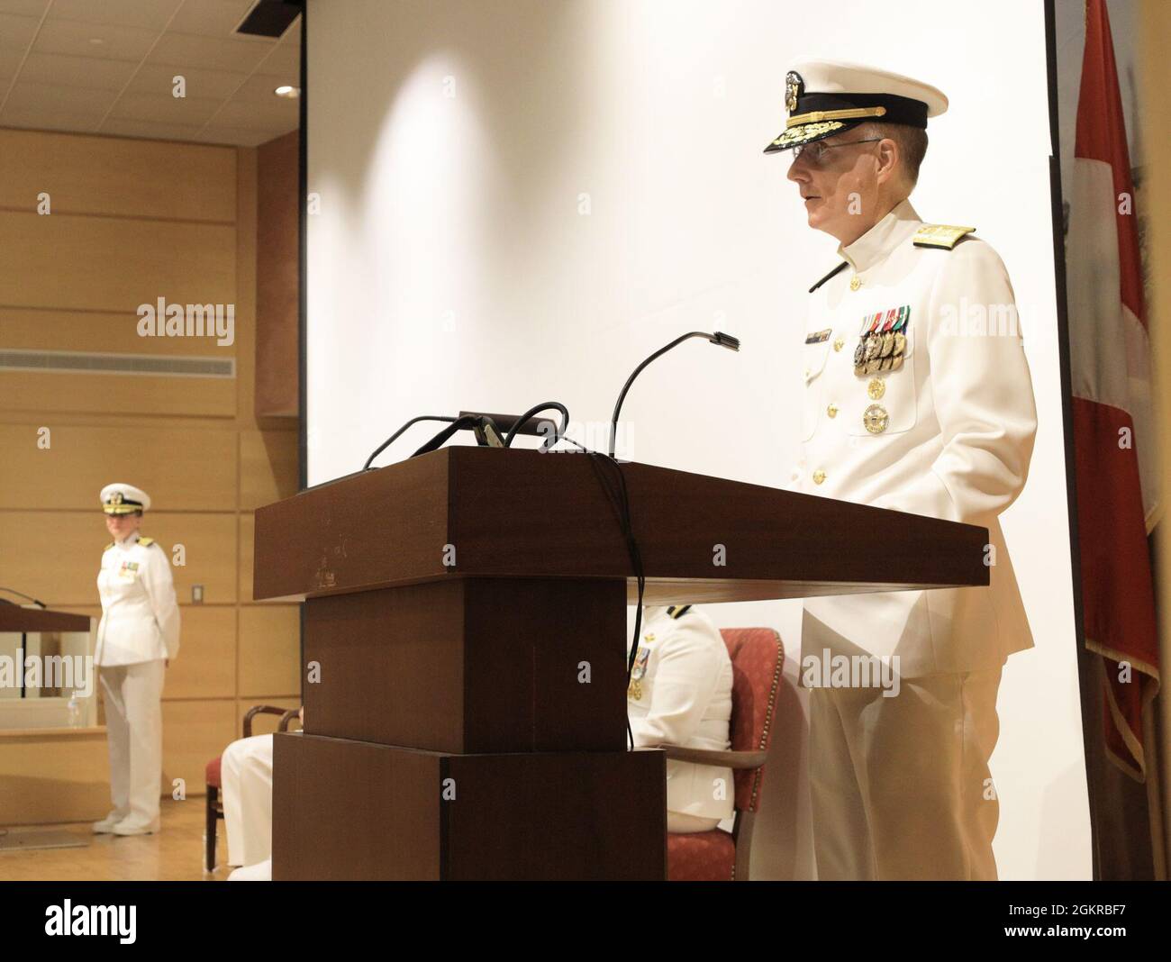 ADM. Arrière Tim Weber, commandant des Forces médicales navales du Pacifique, prononce un discours lors du changement de commandement du Centre de recherches médicales navales (CNMV), juin 18. Weber a présidé la cérémonie au cours de laquelle le capitaine Adam Armstrong a dirigé le capitaine William Deniston. Le CNMV est le principal laboratoire de recherche médicale du Bureau de médecine et de chirurgie de la Marine des États-Unis et compte sept laboratoires subordonnés qui effectuent des recherches sur les maladies infectieuses, la détection et la défense de guerre biologique, les soins aux victimes de combat, la santé environnementale, la médecine aérospatiale et sous-marine, l’épidémiologie et les sciences du comportement, a Banque D'Images