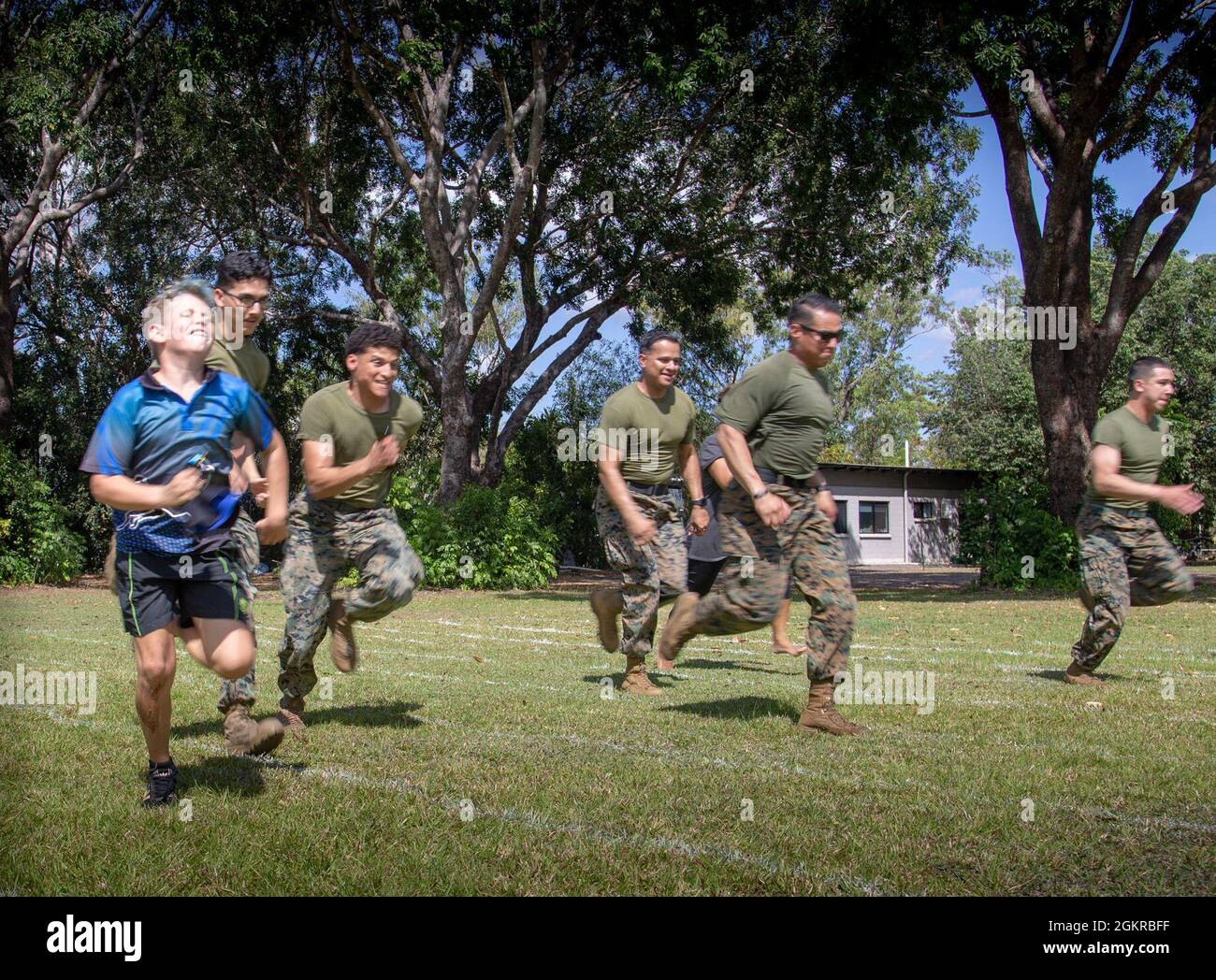 Les Marines des États-Unis, avec le 1er Bataillon, 7e Régiment marin (renforcé), Marine Rotational Force – Darwin, participent à une course à pied à Berry Springs, dans le territoire du Nord, en Australie, le 18 juin 2021. Les Marines ont contribué à la mise en place, à la facilitation et au nettoyage lors d'une journée de campagne à l'école primaire de Berry Springs. Les engagements communautaires du corps des Marines des États-Unis dans le territoire du Nord et dans tout le pays ajoutent de la profondeur à notre relation avec l'Australie et mettent en évidence les valeurs partagées entre nos nations. Banque D'Images