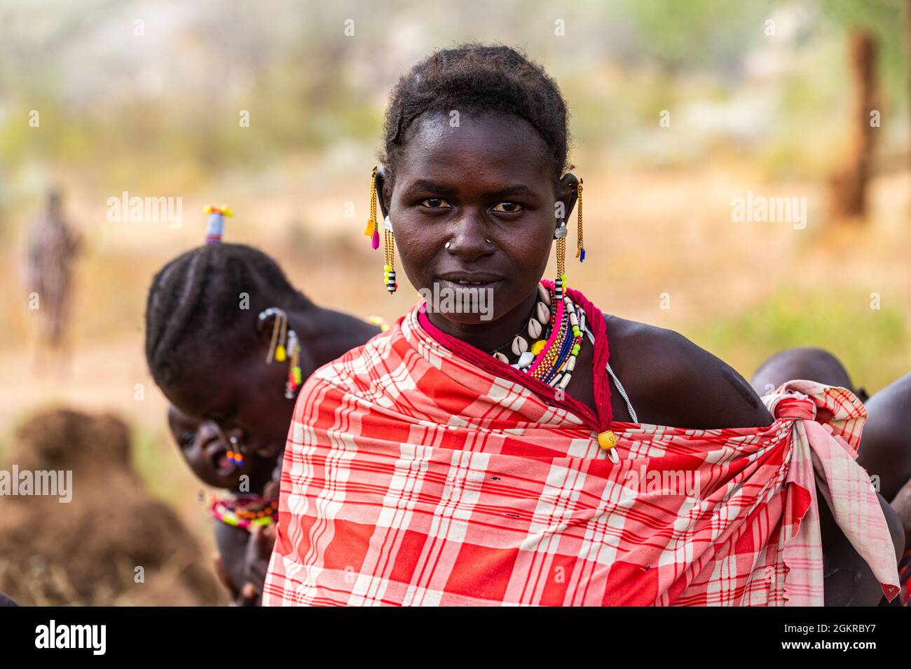 Jeunes filles habillées traditionnelles de la tribu Laarim, Boya Hills, Equatoria de l'est, Soudan du Sud, Afrique Banque D'Images