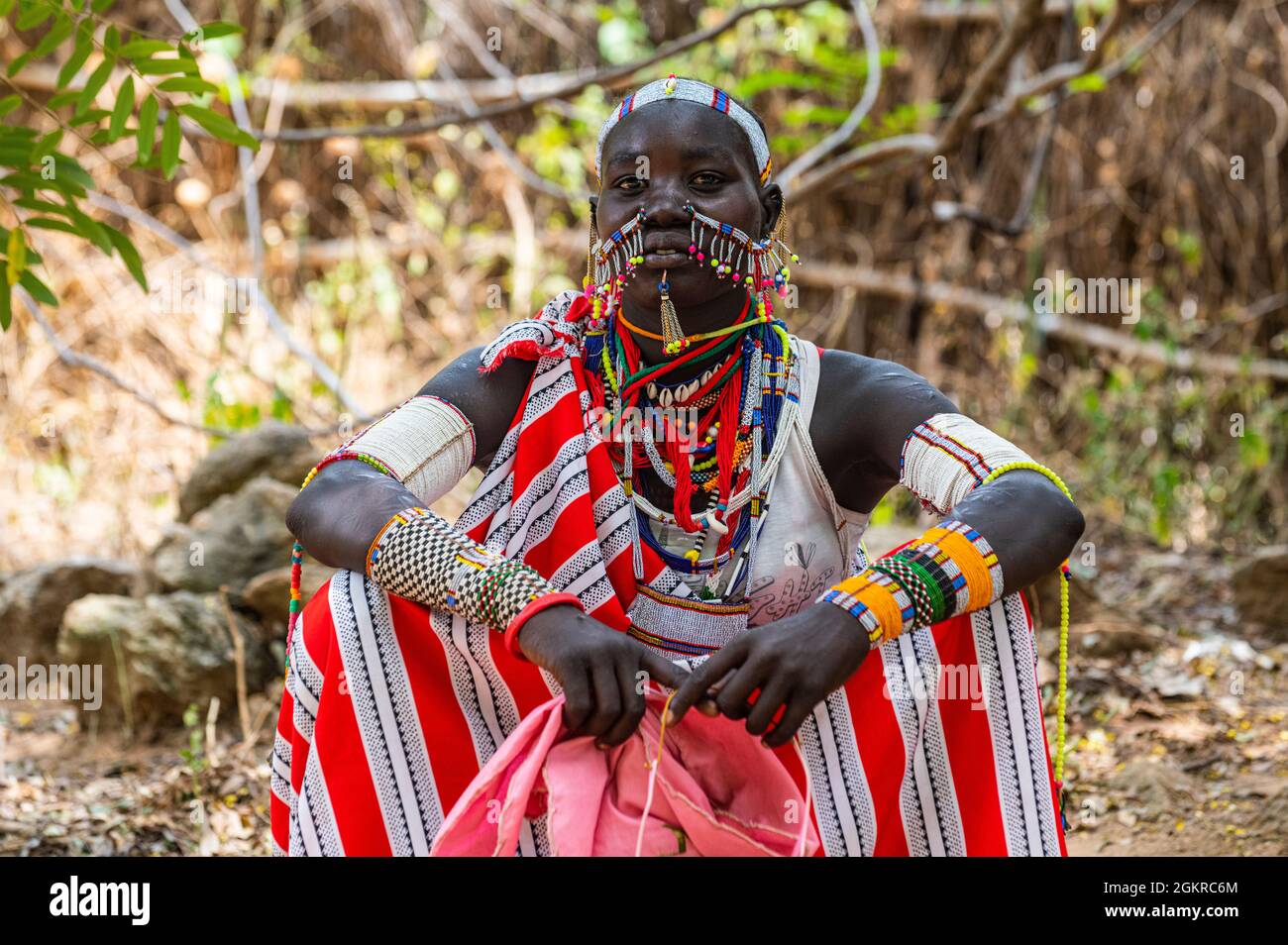 Jeune fille habillée traditionnelle de la tribu Laarim, Boya Hills, Equatoria de l'est, Soudan du Sud, Afrique Banque D'Images