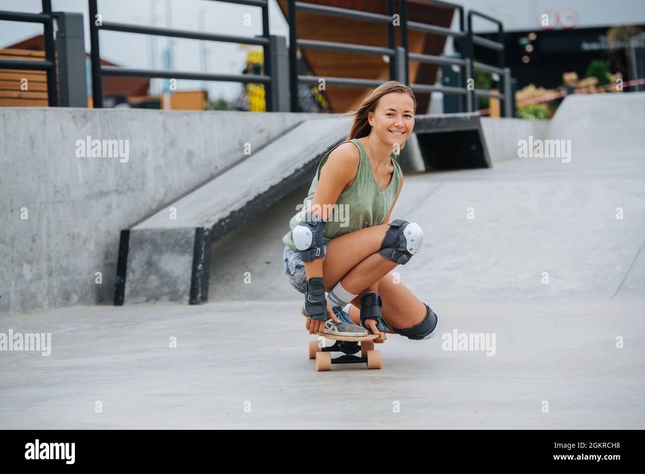 Joli blond joueur sur le skate roulant dans une position basse au skate  Park Photo Stock - Alamy