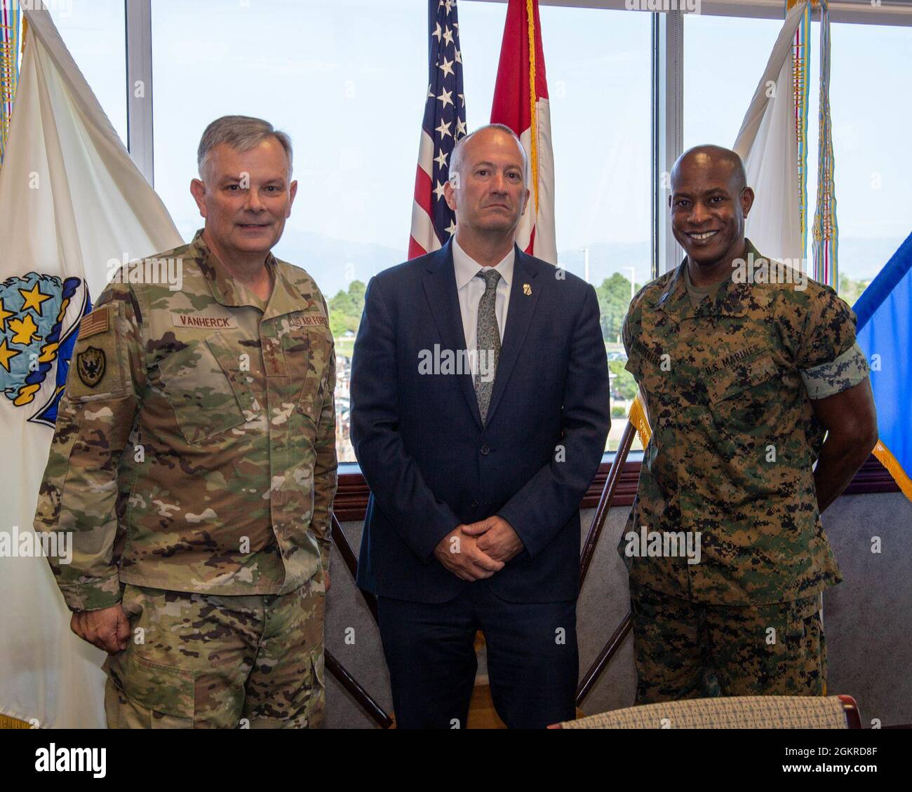 Le général Glen Vanherck de la Force aérienne des États-Unis, le Commandement de la défense aérospatiale de l'Amérique du Nord et le Commandant du Commandement du Nord des États-Unis; M. Troy Miller, commissaire par intérim de l'Agence des douanes et de la protection des frontières des États-Unis, et le SgtMaj James Porterfield du corps maritime des États-Unis, chef principal du commandement N&NC, posent pour une photo lors d'une visite au commandement le 20 juillet 2021. En outre, Miller a reçu plusieurs séances d'information et a participé à des tables rondes avec des responsables de commandement et des experts en la matière. Banque D'Images