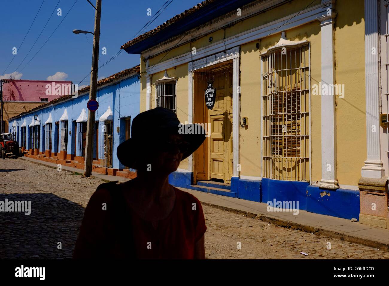 La silhouette d'une femme dans une rue calme, Trinidad, Sancti Spiritus, Cuba, Antilles, Amérique centrale Banque D'Images