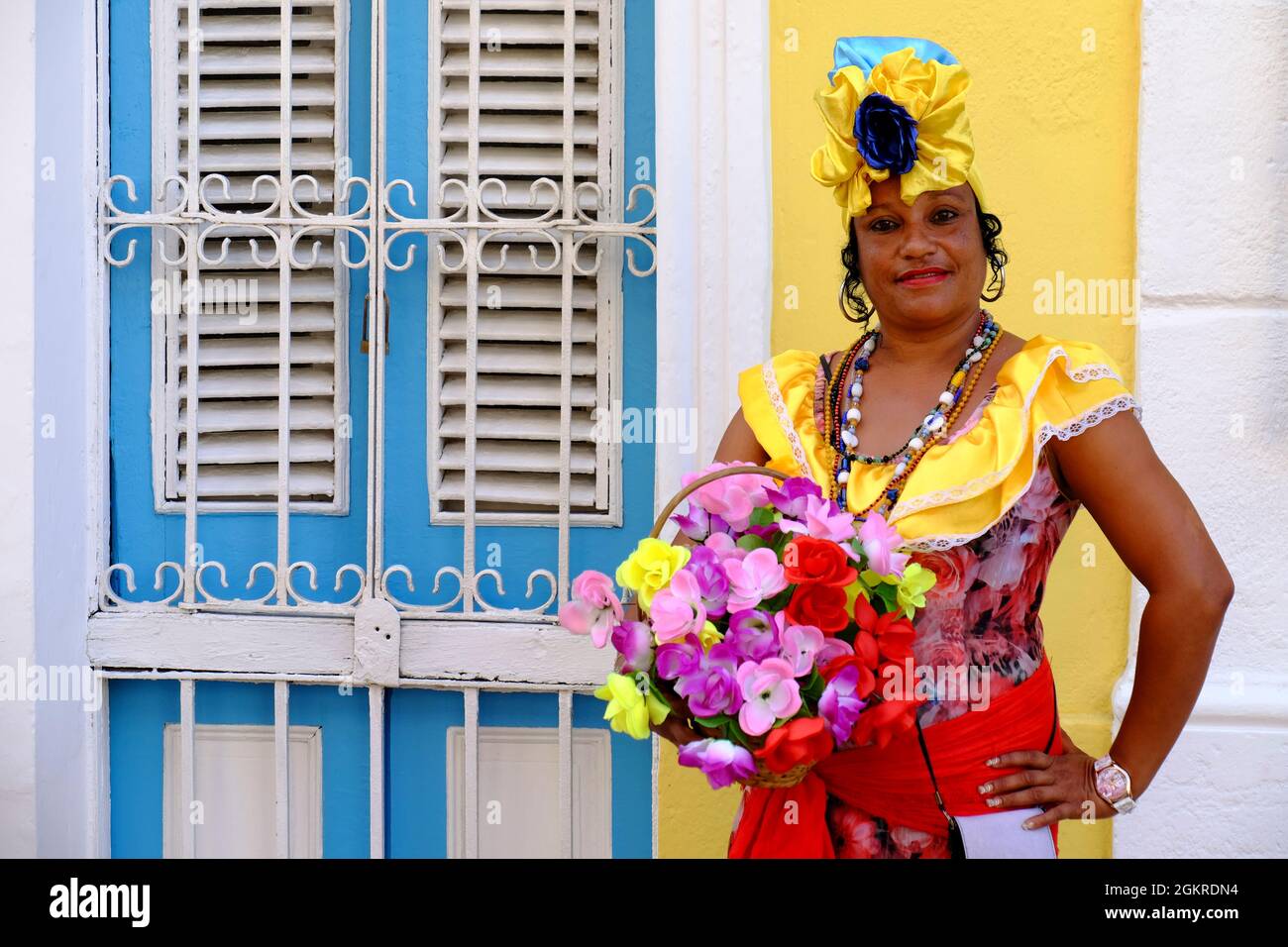 Femme colorée en robe traditionnelle, la Vieille Havane, Cuba, Antilles, Amérique centrale Banque D'Images