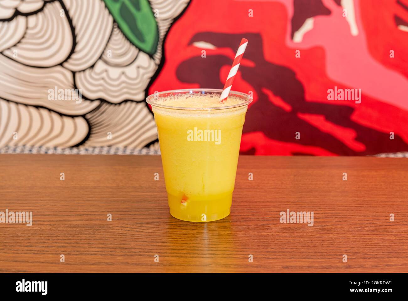 Jus d'ananas fraîchement pressé dans une tasse en plastique transparent Banque D'Images