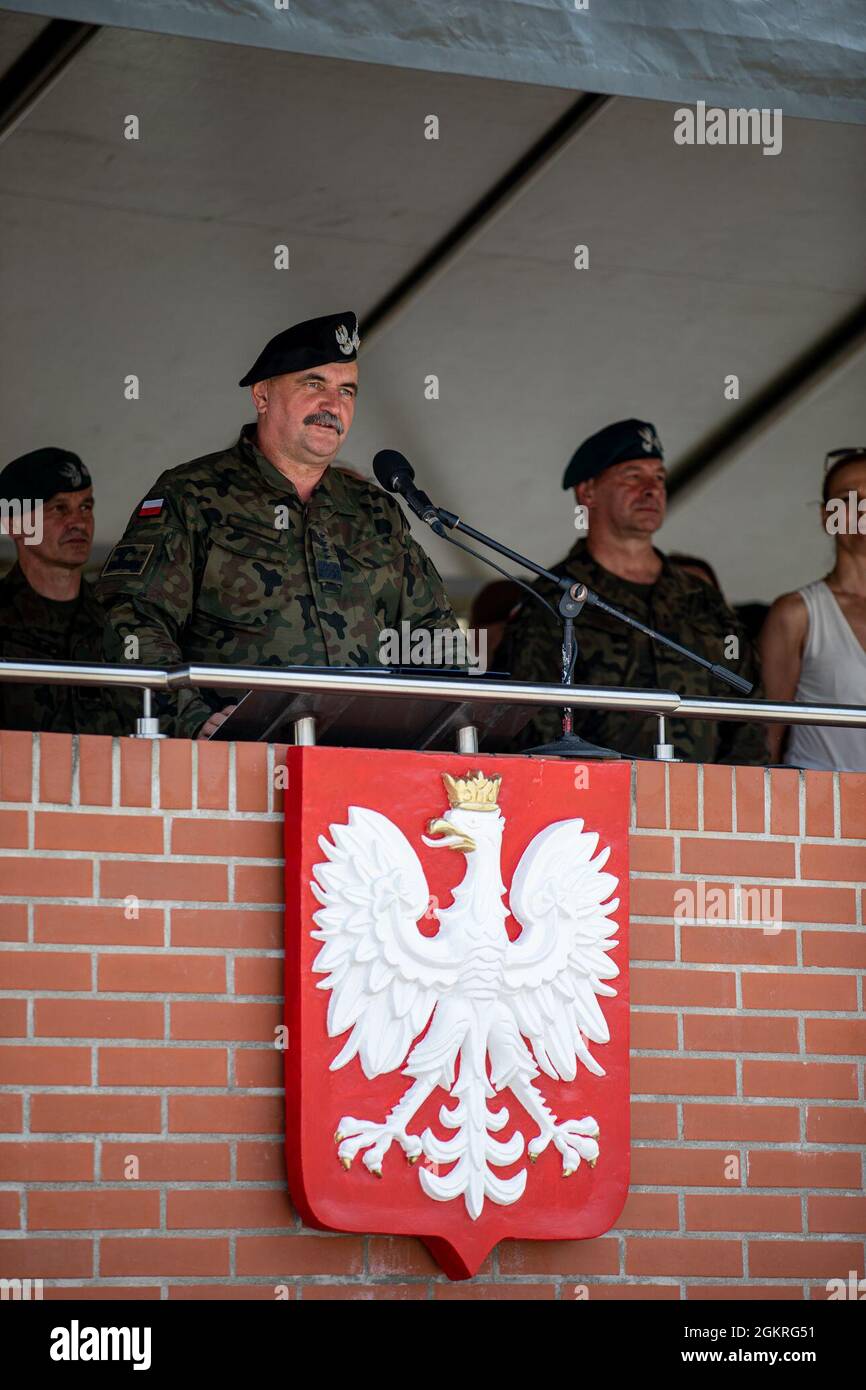 Le général Jarosław Mika, de la Force terrestre polonaise, s'adresse à la formation du groupement tactique de Pologne lors d'une cérémonie de transfert d'autorité à la zone d'entraînement de Bemowo Piskie, en Pologne, le 22 juin 2021. Mika est le chef des forces terrestres polonaises. Banque D'Images