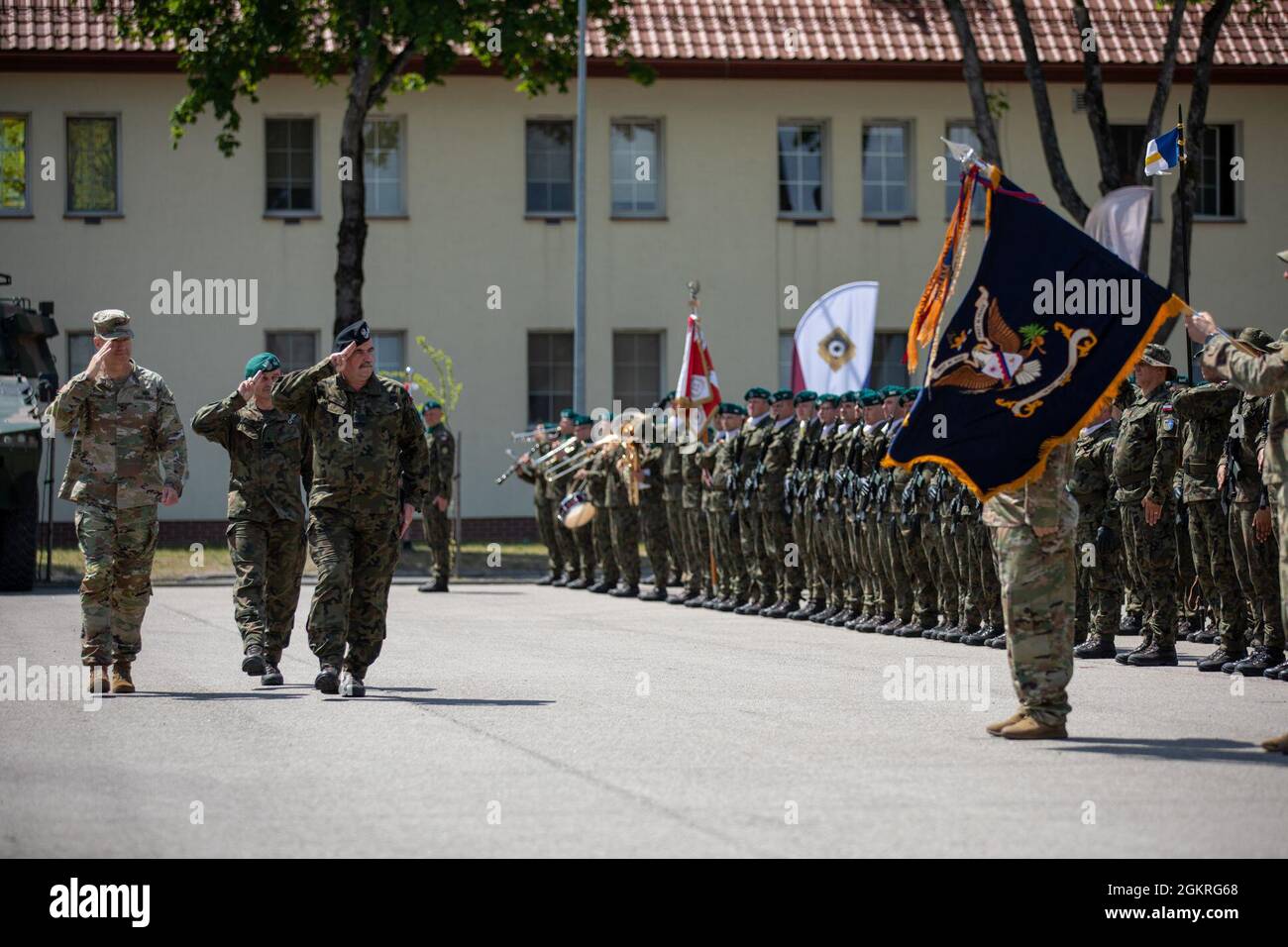 Général de la Force terrestre polonaise Jarosław Mika, général de division de l'armée américaine Joe Jarrard, commandant adjoint de la Garde nationale de l'armée américaine pour l'Europe et l'Afrique, et Brig. Le général Bogdan Rycerski, commandant du 15e Bridage mécanisé, salue les troupes du groupement tactique de la présence renforcée de Foward, Pologne, lors d'une cérémonie de transfert d'autorité à la zone d'entraînement de Bemowo Piskie, Pologne, le 22 juin 2021. Il s'agit de la neuvième rotation d'une force opérationnelle au niveau du bataillon stryker vers le BG-P. de l'OTAN Banque D'Images