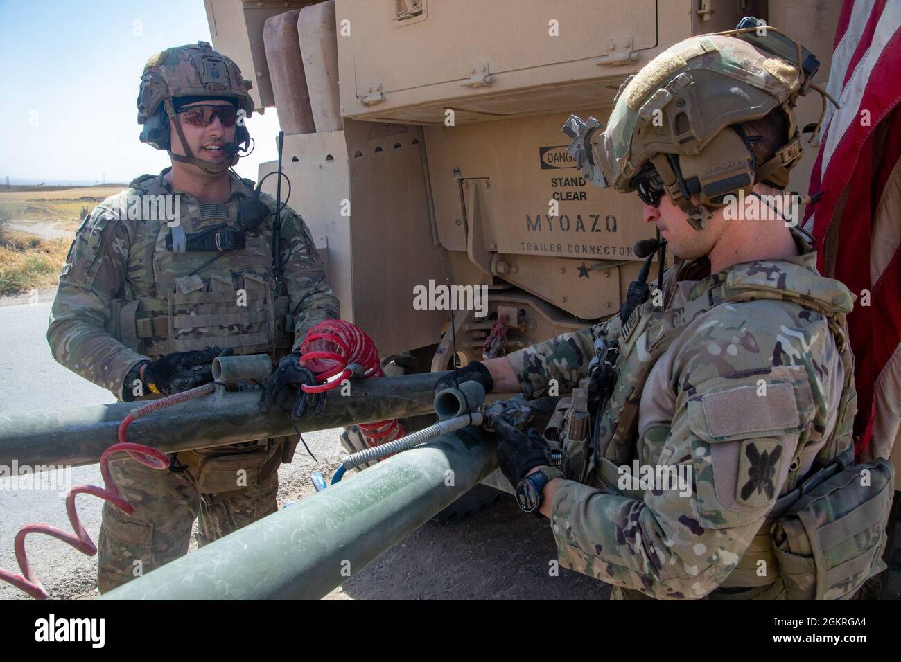 Les soldats de la Coalition de l'Armée des États-Unis liaient une ligne  d'hydrolic à une barre de remorquage lors d'un engagement de chef civil en  Syrie. Les CLE sont importantes pour la