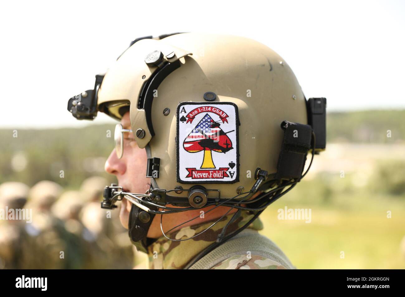 Sergent de l'armée américaine Ryan Green, instructeur de vol au sein D'Une  compagnie, 1er Bataillon 214th Aviation Regiment, montre le patch de  l'unité sur son casque de vol à l'aire d'entraînement d'Albertshof,