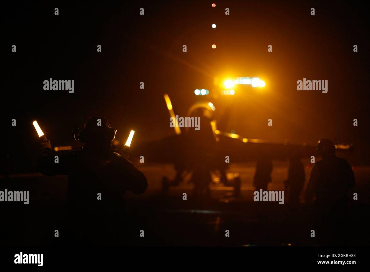 OCÉAN PACIFIQUE (21 juin 2021) Aviation Boatswain's Mate (Handling) 3e classe Jared Nacion, de Stockton, en Californie, dirige l'aéronef sur le pont de vol du porte-avions USS Abraham Lincoln (CVN 72). Abraham Lincoln mène actuellement des opérations de routine dans la zone d'exploitation de la 3e flotte américaine. Banque D'Images