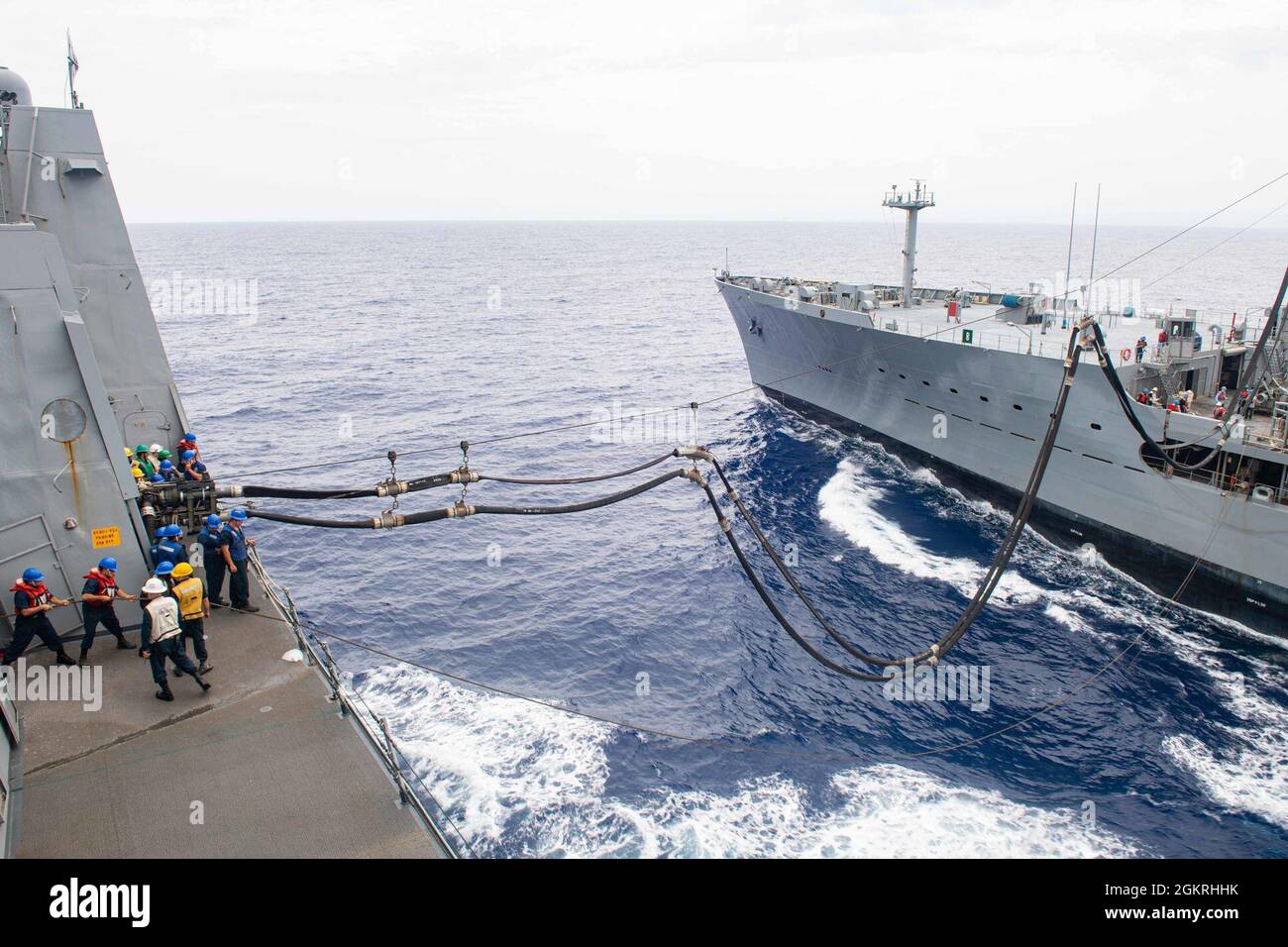 MER DES PHILIPPINES (22 juin 2021 USS New Orleans (LPD 18), à gauche, effectue un réapprovisionnement en mer avec USNS Rappahannock (T-AO 204). La Nouvelle-Orléans, qui fait partie du America Amphiobie Ready Group, ainsi que de la 31e Marine Expeditionary Unit, opère dans la zone de responsabilité de la 7e flotte des États-Unis pour améliorer l'interopérabilité avec les alliés et les partenaires et servir de force de réponse prête à l'emploi pour défendre la paix et la stabilité dans la région Indo-Pacifique. Banque D'Images