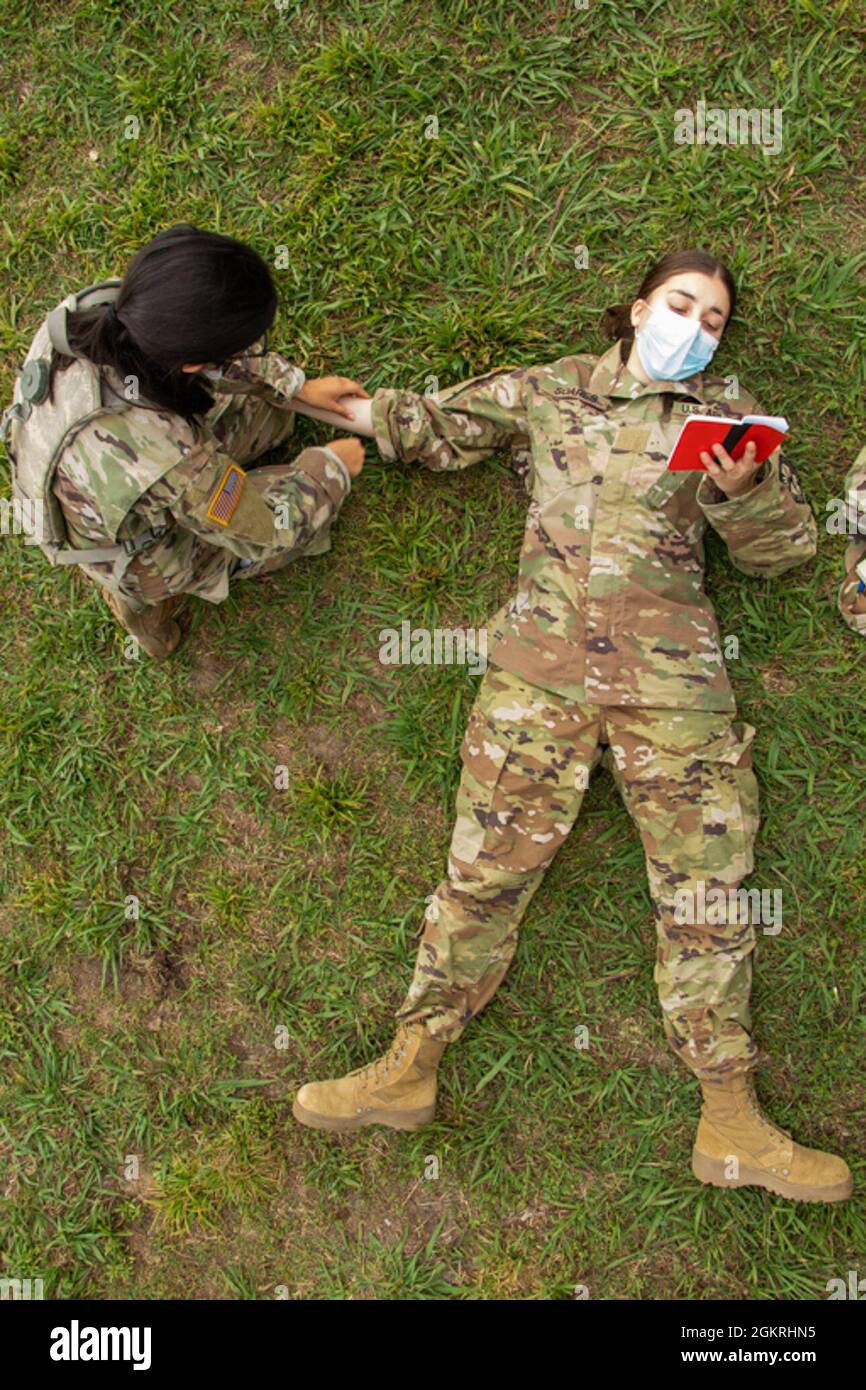 Le 21 juin 2021, le cadet Gabrielle Soares, de l'Université Drexel, joue le rôle du soldat blessé pour donner au cadet Barbara Luciano, de l'Université de Porto Rico, une rétroaction en temps réel pendant la partie premiers soins des compétences du guerrier à fort KNOX, Ky. L'événement de formation Warrior Skills se compose de deux parties, appel au feu et premiers soins, qui seront importantes pour tout Cadet d'avoir des connaissances lors de la direction de leurs futurs soldats. | photo de Jacob Hempen, Bureau des affaires publiques du CST Banque D'Images