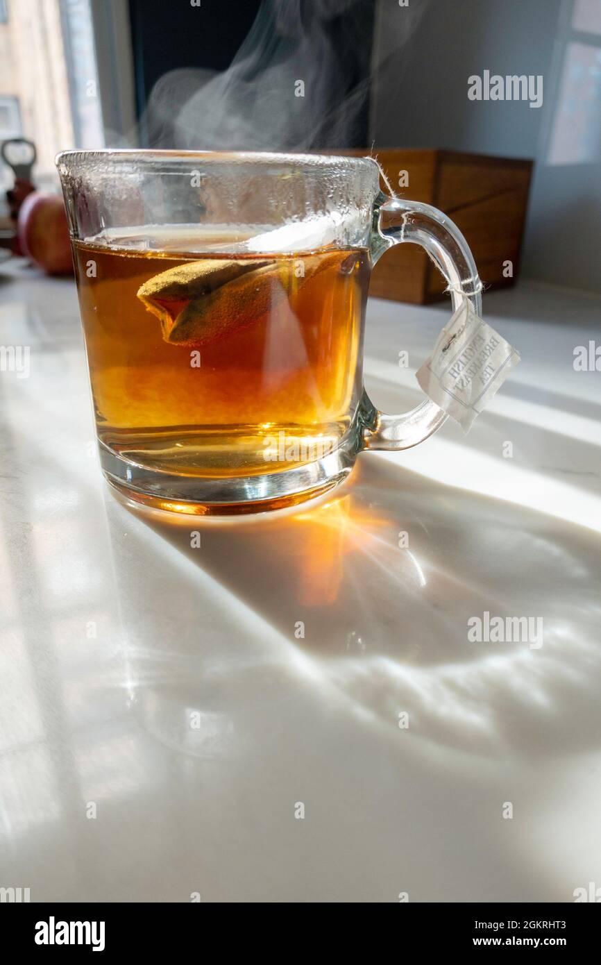 Mug en verre transparent avec thé steeping, États-Unis Banque D'Images