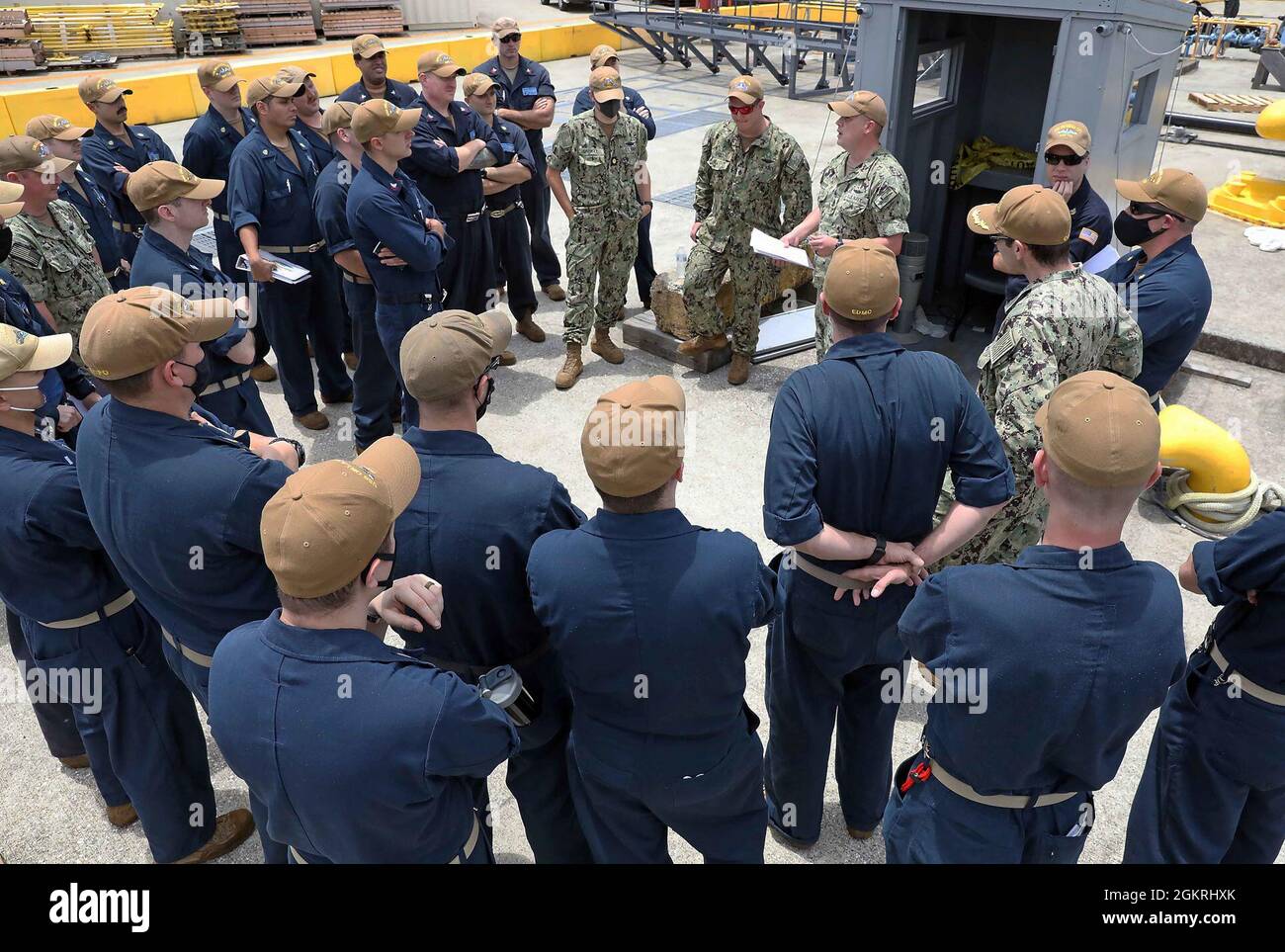 YOKOSUKA, Japon – l'équipage du sous-marin d'attaque rapide de classe Los Angeles USS Oklahoma City (SSN 723) reçoit un briefing sur le port après son arrivée à Fleet Activities Yokosuka pour une visite prévue au port, le 22 juin. Oklahoma City est déployée à Guam et opère régulièrement dans la région pour soutenir les intérêts de sécurité nationale et mener des opérations de sécurité maritime. Banque D'Images