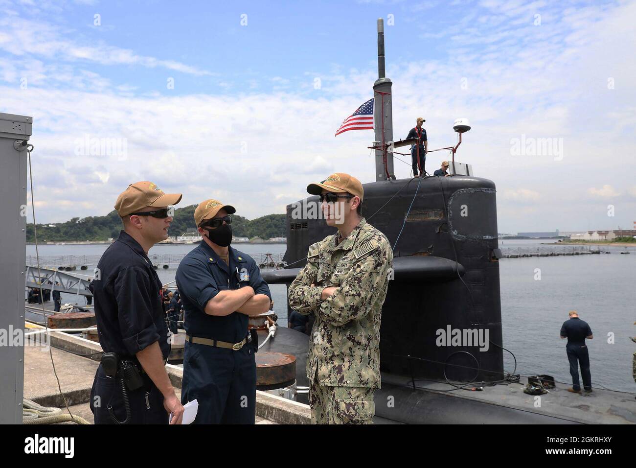 YOKOSUKA, Japon – sous-marin d'attaque rapide de classe Los Angeles USS Oklahoma City (SSN 723) Commandant Cmdr. Steve Lawrence (à droite), dirigeant Cmdr. Tim Perkins (au milieu) et le chef de commandement Kevin Swanson discutent des opérations portuaires alors qu'Oklahoma City arrive à Fleet Activities Yokosuka pour une visite portuaire prévue, le 22 juin. Oklahoma City est déployée à Guam et opère régulièrement dans la région pour soutenir les intérêts de sécurité nationale et mener des opérations de sécurité maritime. Banque D'Images