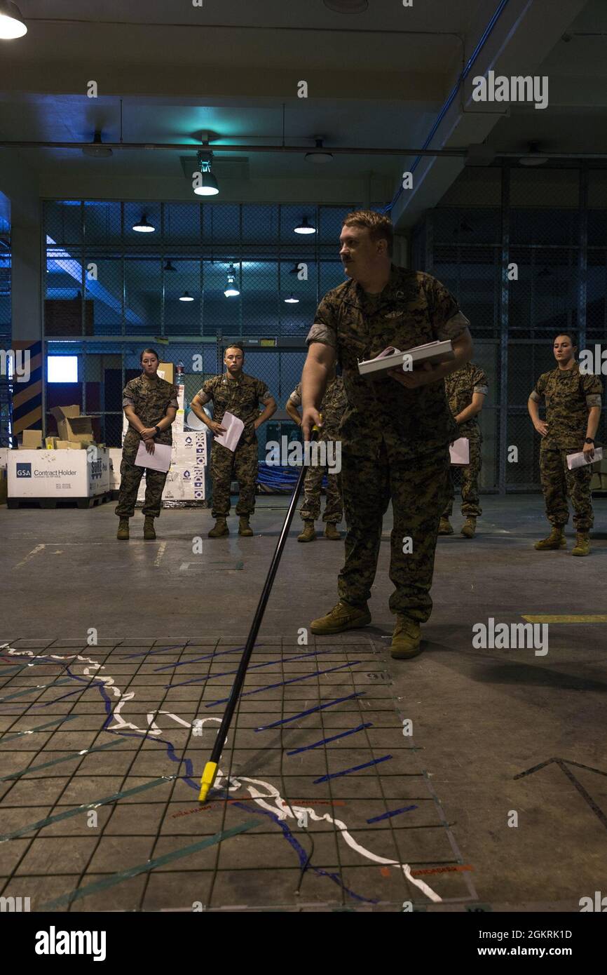 L'officier de la marine américaine de 1re classe Zachary Kirk, un responsable d'hôpital avec le bataillon de transport 3d, combat Logistics Regiment 3, 3d Marine Logistics Group, parle lors d'une répétition de la présentation de concept sur Camp Foster, Okinawa, Japon, le 22 juin 2021. Marines avec 3d TB se préparer à exécuter l'exercice Talisman Sabre en Australie pour renforcer les forces avec les nations alliées et pour imposer la force. le mlg 3d, basé à Okinawa, au Japon, est une unité de combat déployée à l’avant qui sert de colonne vertébrale complète de la logistique et du service de combat de la Force expéditionnaire maritime III pour les opérations dans l’ensemble de l’Indo Banque D'Images