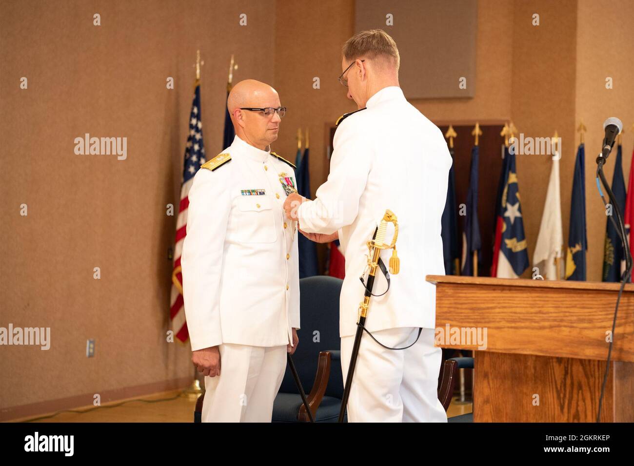 210622-N-YB753-0062 WASHINGTON (le 22 juin 2021) de gauche à droite, sous-ministre adjoint. Carl A. Lahti, commandant du district naval de Washington, reçoit le prix de la Légion du mérite du Vice ADM. Yancy B. Lindsey, commandant du Commandement des installations de la Marine, lors d'une cérémonie de changement de commandement à bord du Washington Navy Yard, juin 22. Lahti est le 91e commandant de NDW, dont le siège social est situé au triage de la marine de Washington et qui fournit un soutien opérationnel à plus de 120 commandements de mission stationnés dans la région de la capitale nationale. Banque D'Images