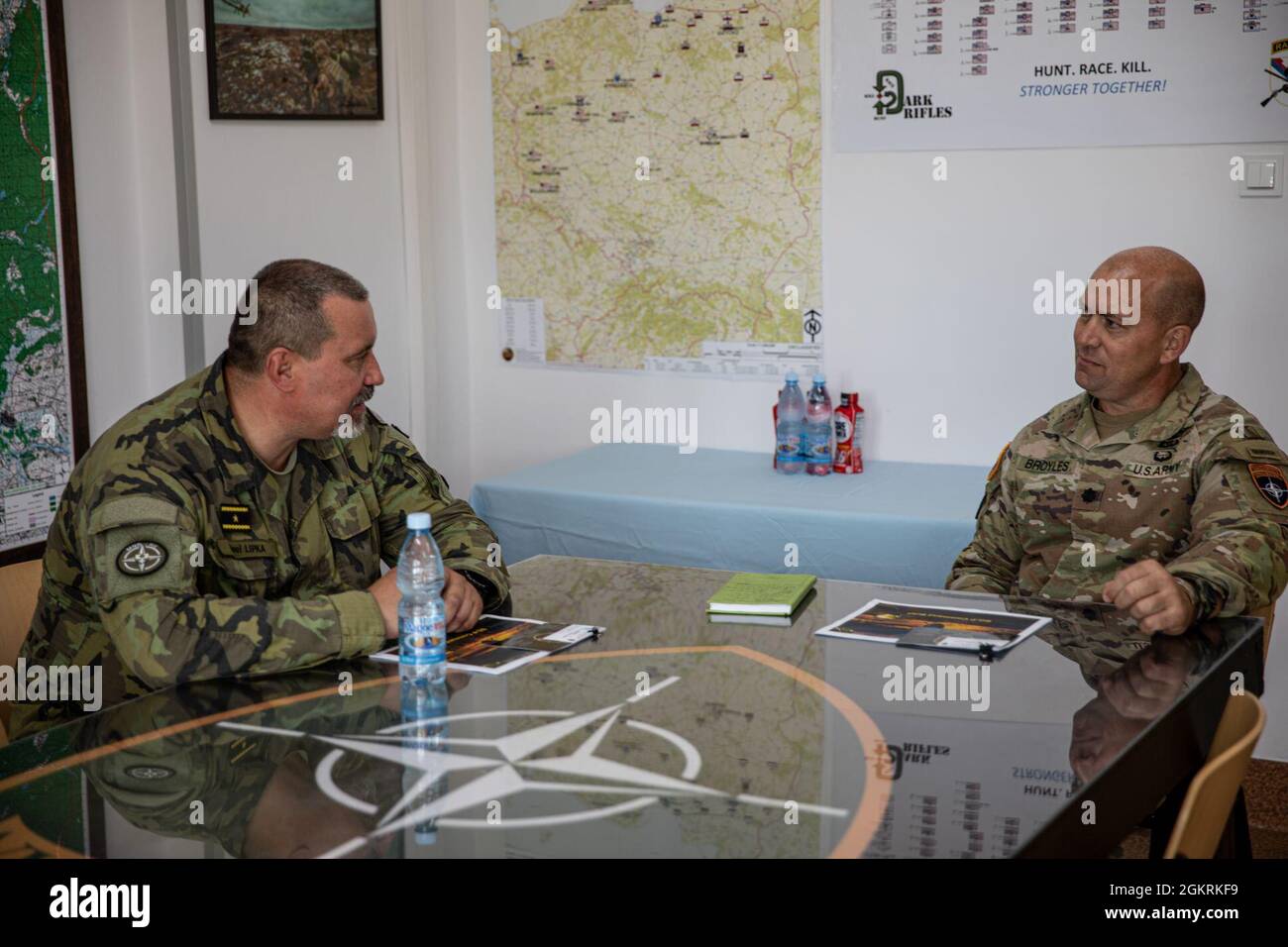 Général Brig. Des forces terrestres de la République tchèque Pavel Lipka, commandant adjoint de MND-ne (à gauche) et le lieutenant de l'armée américaine Craig Broyles, commandant du groupement tactique Pologne (à droite) se rencontrent dans la zone d'entraînement de Bemowo Piskie, en Pologne, le 23 juin 2021. Les deux ont réuni cette réunion afin d'établir un partenariat durable. Banque D'Images