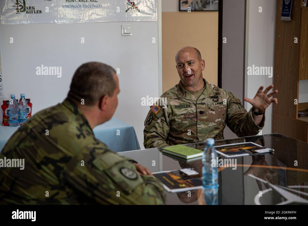 Général Brig. Des forces terrestres de la République tchèque Pavel Lipka, commandant adjoint du MND-ne et le lieutenant-colonel Craig Broyler, commandant du groupement tactique de Pologne, se sont réunis lors d'une réunion à la zone d'entraînement de Bemowo Piskie, en Pologne, le 23 juin 2021. La réunion visait à établir une base pour le succès et le partenariat multinationaux futurs. Banque D'Images