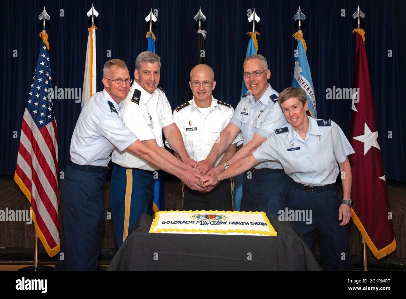 BASE AÉRIENNE PETERSON, COLORADO -- Le 22 juin 2021, la cérémonie d'établissement du marché du Colorado à la base aérienne Peterson, Colorado, comprenait une coupe de gâteau avec le colonel de l'US Air Force Patrick Pohle, commandant du 21e groupe médical, à gauche, le colonel de l'armée américaine Kevin R. Bass, le commandant de l'hôpital communautaire de l'armée Evans et le directeur du marché du Colorado, U.S. Army. Lieutenant-général (Dr) Ronald J. place, directeur de l'Agence de santé de la Défense; Christopher Grussendorf, commandant du 10e Groupe médical des États-Unis; et Shannon Phares, commandant du 460e Groupe médical des États-Unis. Banque D'Images