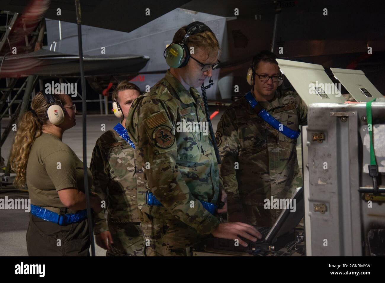 Les aviateurs de l'équipe du Bouclier de combat peuvent consulter les données du récepteur d'avertissement radar (RWR) en exploitant l'USM-642 à la base aérienne de Mountain Home, Idaho, le 22 juin 2021. L'USM-642 communique avec le RWR et permet au spectateur de savoir à quel point le RWR est efficace lors de la détection de missiles air-air et air-sol. Banque D'Images