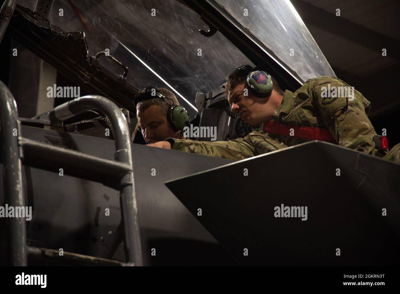 Sergent d'état-major de la Force aérienne des États-Unis Anthony Gilbert, (à gauche) et Airman de 1re classe Patrick Hamilton les spécialistes de l'avionique du 389e Escadron de chasse voient la fonctionnalité du récepteur d'avertissement radar pendant le combat Shield à la base aérienne Mountain Home, Idaho, le 22 juin 2021. Le RWR est une suite défensive qui détecte les missiles air-air ou air-sol. Banque D'Images