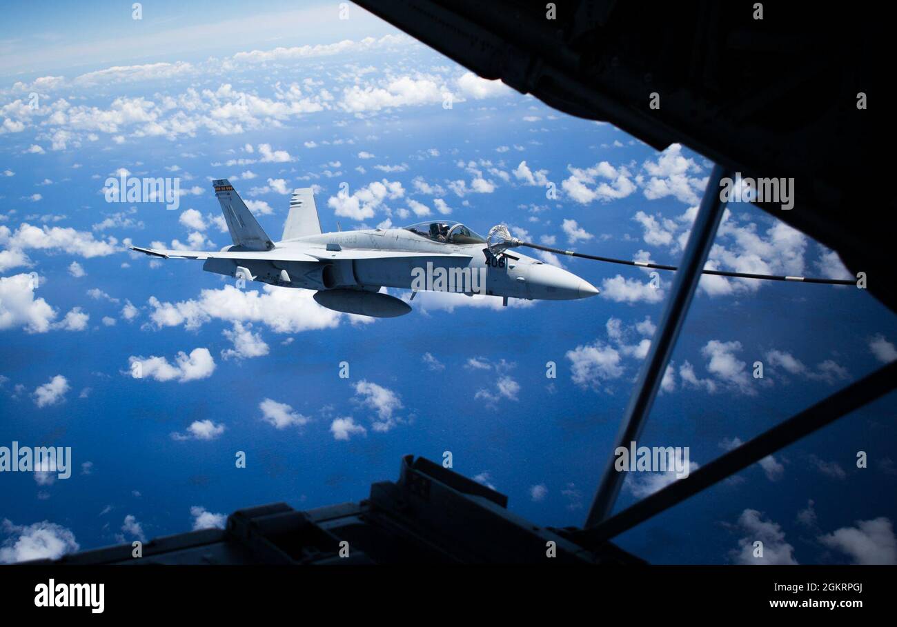 210622-M-WI555-1134 OCÉAN PACIFIQUE (le 21 juin 2021) un F/A-18 Hornet affecté à l'escadron d'attaque de chasseurs maritimes (VMFA) 323, Marine Aircraft Group (MAG) 11, 3e Escadre d'aéronefs maritimes (MAW), I Marine Expeditionary Force (MEF), prend du carburant au-dessus de l'océan Pacifique, juin 21. VMFA-323 effectue actuellement des opérations de routine dans la 3e flotte américaine. Banque D'Images
