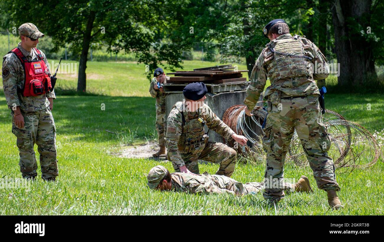 Une équipe de défenseurs des forces de sécurité de la Pennsylvania Air National Guard tente d'identifier un assaillant neutralisé lors d'un exercice de tir actif fictif à la 171e Air ravitailling Wing, le 24 juin 2021, à Coraopolis, Pennsylvanie. La formation à divers scénarios réels garantit que les aviateurs sont entièrement formés, qualifiés, préparés et prêts à être déployés partout dans le monde à tout moment. Banque D'Images