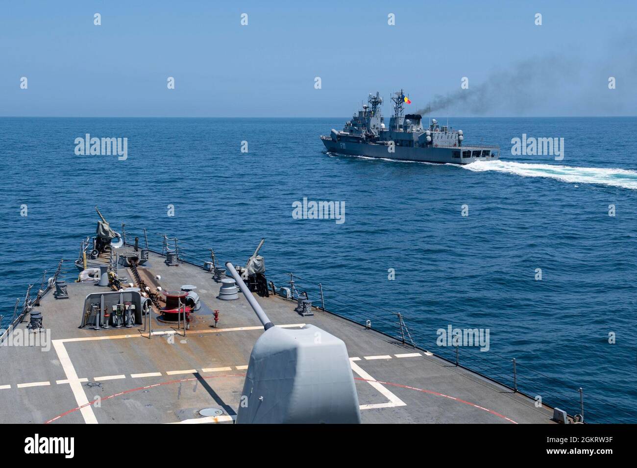 MER NOIRE (23 juin 2021) la frégate de la Marine roumaine ROS Marasesti (F 111), à droite, navigue en formation avec le destroyer de missiles guidés de classe Arleigh Burke USS Laboon (DDG 58) lors d'un exercice de passage et de communication en mer Noire, le 23 juin 2021. Laboon est déployé dans la zone d'opérations de la Sixième flotte des États-Unis afin de soutenir les intérêts de sécurité nationale des États-Unis en Europe et en Afrique. Banque D'Images