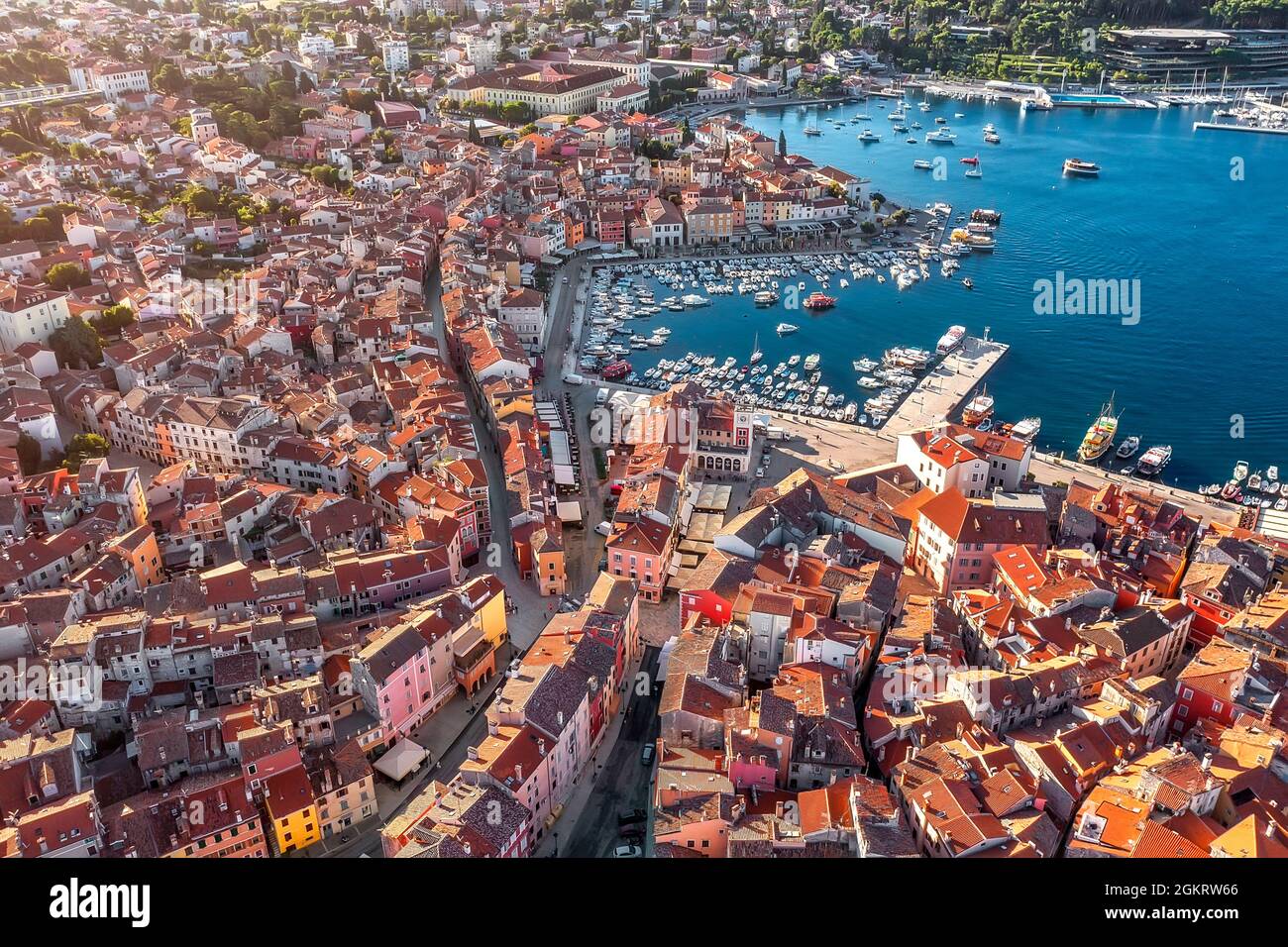 Vue aérienne de la vieille ville de Rovinj, une destination de voyage populaire en Istrie, Croatie. Banque D'Images