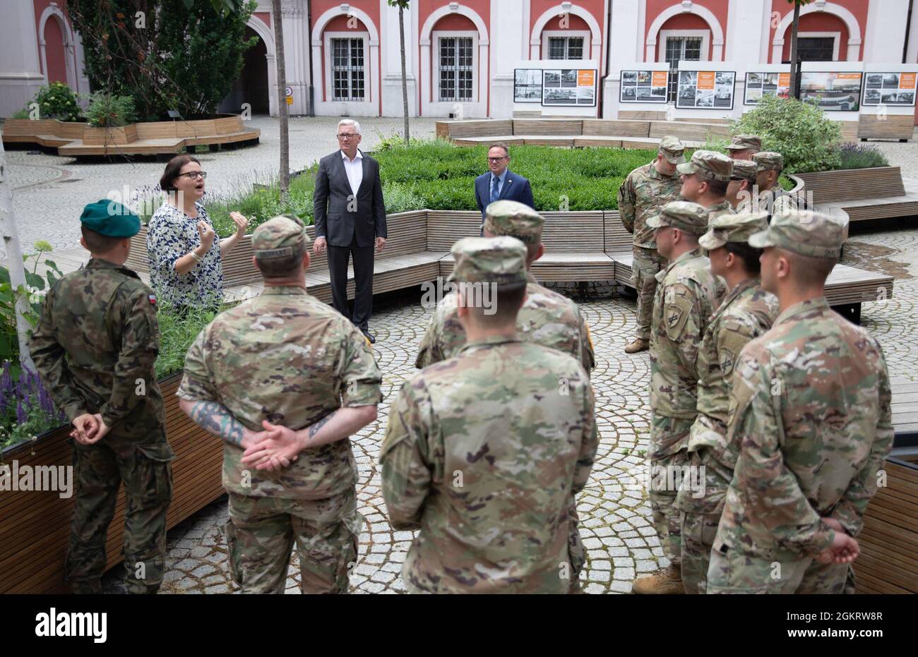 Les soldats de la Compagnie Bravo, 415e Bataillon des Affaires civiles, actuellement rattaché à la 1re Division de Cavalry (Forward), reçoivent un bref historique de la ville de Poznań, Pologne, dans le cadre d'un engagement civil avec le maire de la ville, Jacek Jaśkowiak, à Poznań juin 23. De tels engagements sont une occasion de nouer des liens avec les conseillers de la nation hôte, les dirigeants des affaires civiles et les dirigeants étrangers pour appuyer la détermination de l'Atlantique. L'interopérabilité est essentielle pour renforcer un réseau étendu d'alliances et de partenariats capables de relever de manière décisive les défis d'aujourd'hui et de demain. Banque D'Images