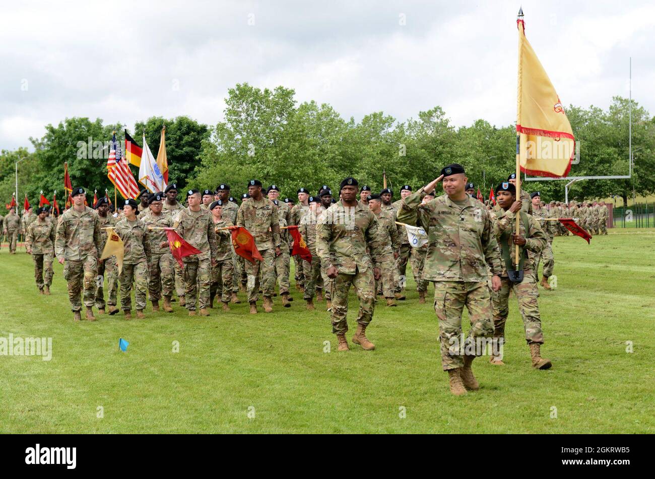 Le lieutenant-colonel John R. Abella de l'armée américaine, commandant du 18e Bataillon de soutien au combat, rend hommage lors du passage en revue de la 16e Brigade de soutien lors d'une cérémonie de changement de commandement le 23 juin 2021 à Baumholder, en Allemagne. Le colonel Angel R. Estrada a pris le commandement de l'unité du colonel Scott B. Kindberg Banque D'Images