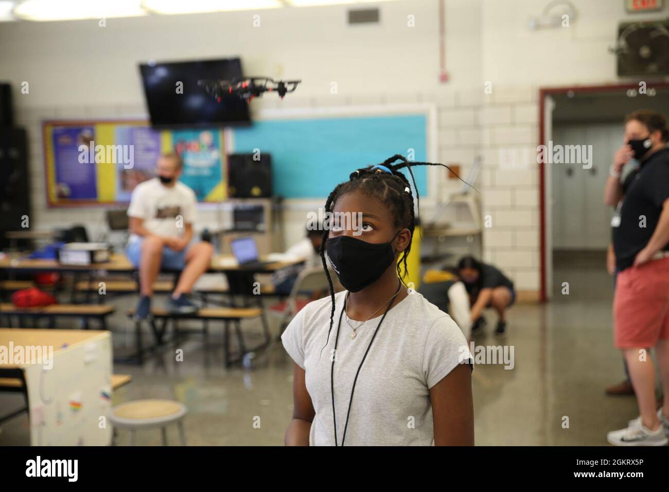 Faith Akinbowale, étudiante au collège, teste le drone de son équipe, inspiré par l’atterrissage de 2021 « Ingenuity » Mars, au cours de la 10e partie du camp d’été DE LA TIGE de commandement des systèmes du corps des Marines, le 23 juin à la base de corps des Marines Quantico, en Virginie. Organisé par Marine corps Systems Command, le camp d'une semaine a créé un environnement créatif qui a permis aux adolescents locaux de faire l'expérience d'activités de STIM pratiques inspirées par la NASA. Banque D'Images