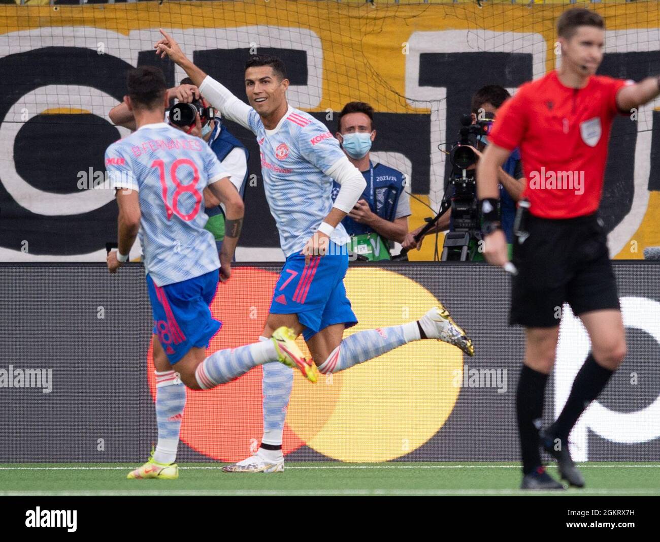 BERNE, SUISSE - SEPTEMBRE 14 : Cristiano Ronaldo de Manchester United fête avec Bruno Fernandes après avoir ouvert le score lors du match F de la Ligue des champions de l'UEFA entre BSC Young Boys et Manchester United au Stadion Wankdorf le 14 septembre 2021 à Berne, en Suisse. (Photo de FreshFocus/MB Media) Banque D'Images