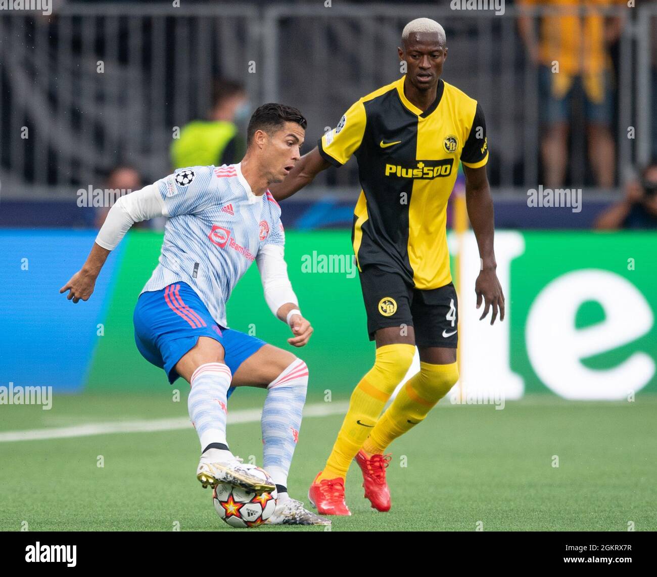 BERNE, SUISSE - SEPTEMBRE 14 : Mohamed Ali Camara de BSC jeunes garçons et Cristiano Ronaldo de Manchester United lors du match F de la Ligue des champions de l'UEFA entre BSC jeunes garçons et Manchester United au Stadion Wankdorf le 14 septembre 2021 à Berne, en Suisse. (Photo de FreshFocus/MB Media) Banque D'Images