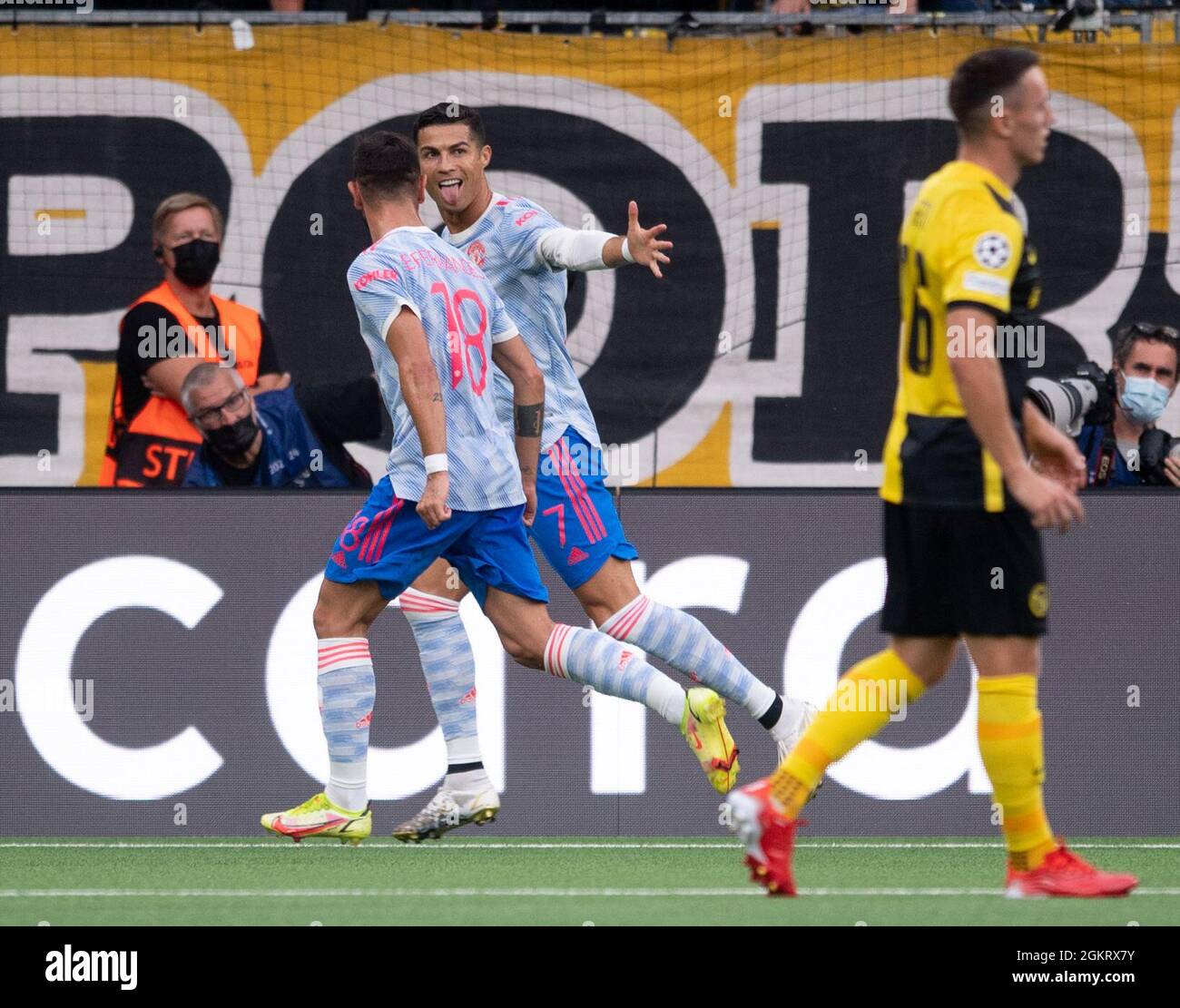 BERNE, SUISSE - SEPTEMBRE 14 : Cristiano Ronaldo de Manchester United fête avec Bruno Fernandes après avoir ouvert le score lors du match F de la Ligue des champions de l'UEFA entre BSC Young Boys et Manchester United au Stadion Wankdorf le 14 septembre 2021 à Berne, en Suisse. (Photo de FreshFocus/MB Media) Banque D'Images