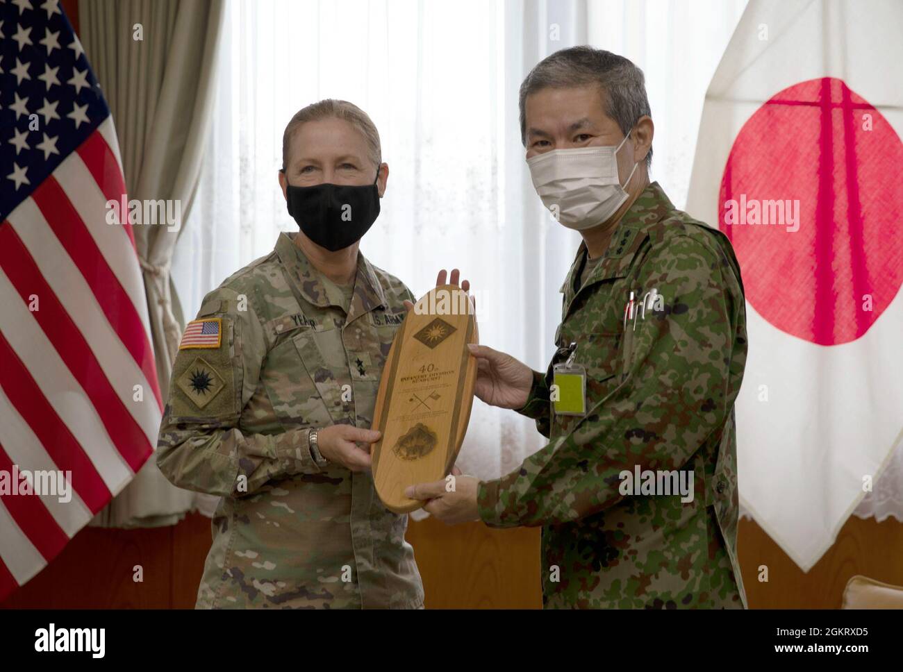 Le commandant de division présente un cadeau gravé au Lgén Shin Nozawa, commandant de l'Armée de terre du Japon, au Camp Itami, au Japon, le 24 juin 2021, au début de l'exercice bilatéral Bouclier d'Orient 21-2. Banque D'Images