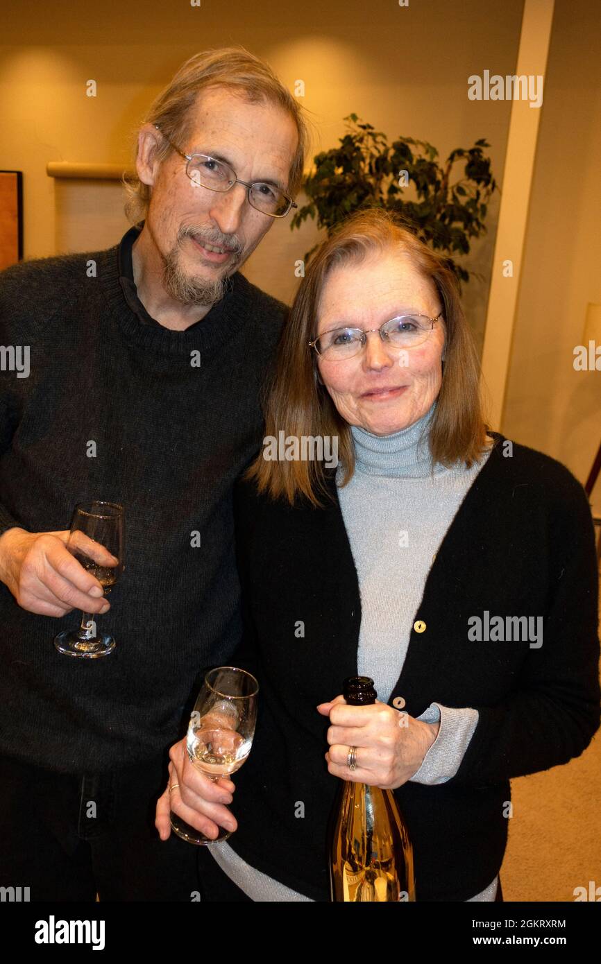 Academy Award Party avec un couple qui apprécie un peu de vin. Chaska Minnesota MN États-Unis Banque D'Images