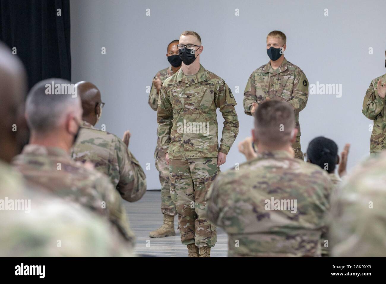 Sergent de l'armée américaine Brandon Brantley, officier non commissionné chimique, biologique, radiologique et nucléaire du 25e Bataillon stratégique des signaux, est reconnu comme vainqueur dans la catégorie des officiers non commissionnés de la compétition du meilleur guerrier du Centre de l'Armée des États-Unis 2021 lors de la cérémonie de reconnaissance au Camp Arifjan, au Koweït, le 24 juin 2021. Brantley a remercié sa femme et ses enfants de continuer au pousser vers l'avant, en citant sa femme comme le gardant à la tête pendant qu'il se prépare à passer à la compétition du meilleur guerrier du Commandement 2021 des Forces armées américaines. Banque D'Images