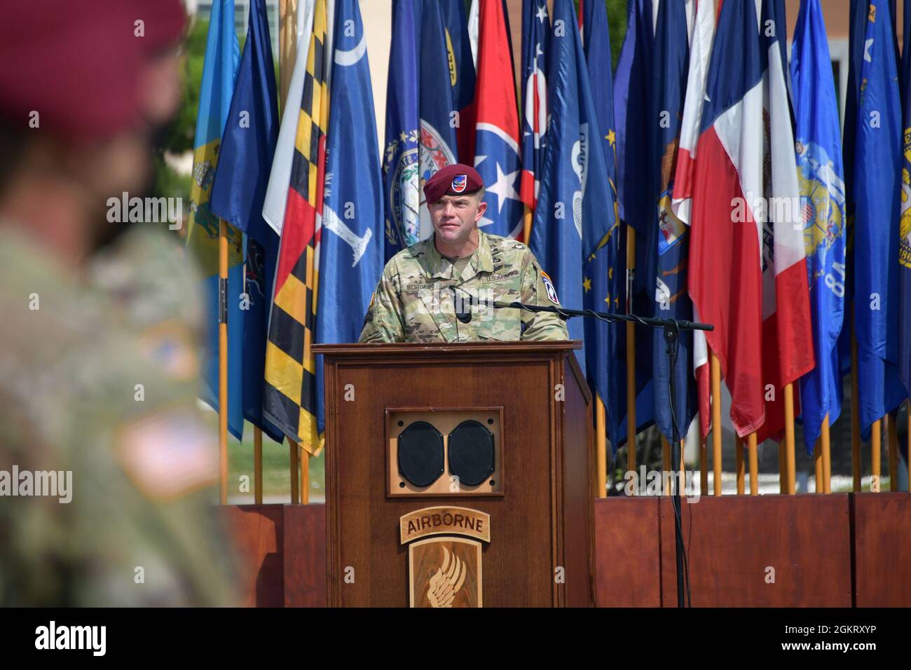 Armée américaine Kenneth J. Burgess, commandant sortant de la 173e Brigade aéroportée, prononce un discours lors de la cérémonie de changement de commandement sous condition de prévention Covid-19 à Caserma Del DIN, Vicenza, Italie le 24 juin 2021. La 173e Brigade aéroportée est la Force d'intervention en cas d'urgence de l'armée américaine en Europe, capable de projeter des forces prêtes n'importe où dans les domaines de responsabilité de l'Europe, de l'Afrique ou des commandements centraux des États-Unis. Banque D'Images