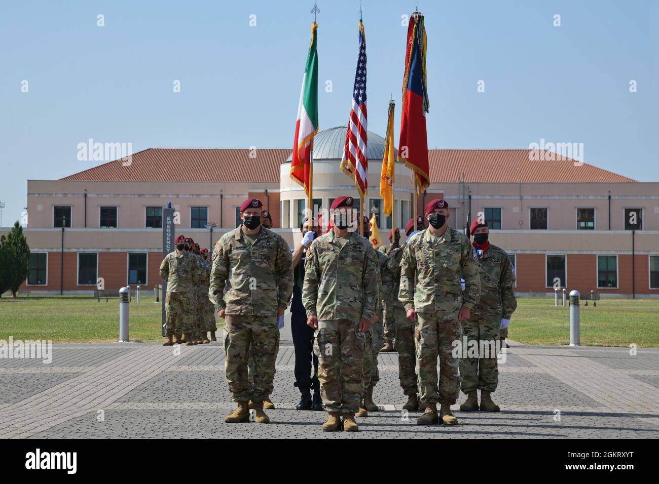 Armée des États-Unis Kenneth J. Burgess, commandant sortant de la 173e Brigade aéroportée, à droite, major général Andrew Rohling, commandant de la Force opérationnelle de l'armée des États-Unis en Europe du Sud, Afrique, centre, Et le colonel Michael Kloepper, commandant entrant à gauche, a assisté à la 173e cérémonie de passation de commandement de la brigade aéroportée sous condition de prévention Covid-19 à Caserma Del DIN, Vicenza, Italie le 24 juin 2021. La 173e Brigade aéroportée est la Force d'intervention en cas d'urgence de l'armée américaine en Europe, capable de projeter des forces prêtes n'importe où dans les domaines de responsabilité de l'Europe, de l'Afrique ou des commandements centraux des États-Unis. Banque D'Images