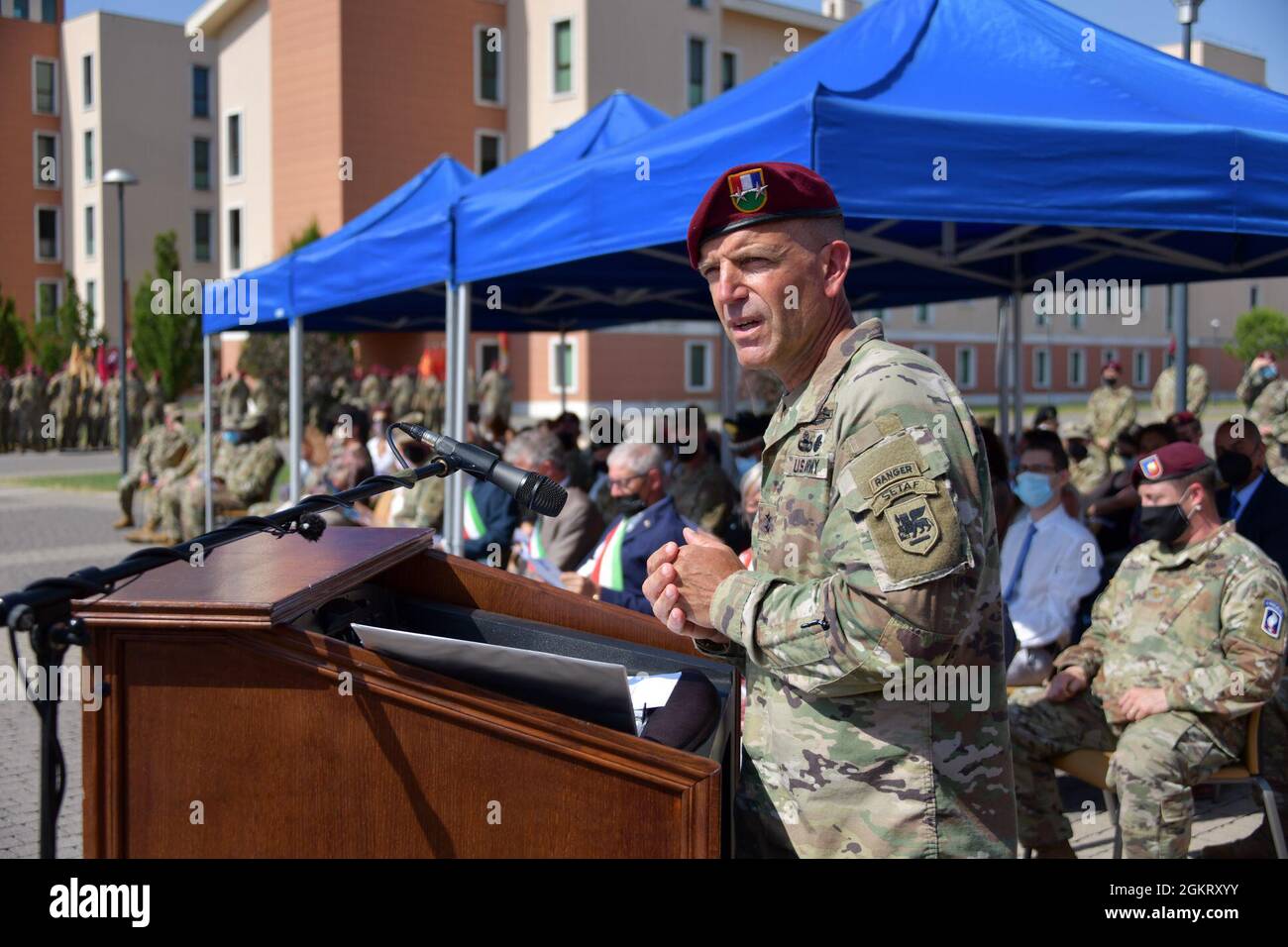 Le général de division Andrew Rohling de l'armée américaine, commandant de la Force opérationnelle de l'Europe du Sud de l'armée américaine, en Afrique, fait des remarques lors de la cérémonie de changement de commandement de la 173e Brigade aéroportée sous condition de prévention Covid-19 à Caserma Del DIN, Vicenza, en Italie, le 24 juin 2021. La 173e Brigade aéroportée est la Force d'intervention en cas d'urgence de l'armée américaine en Europe, capable de projeter des forces prêtes n'importe où dans les domaines de responsabilité de l'Europe, de l'Afrique ou des commandements centraux des États-Unis. Banque D'Images