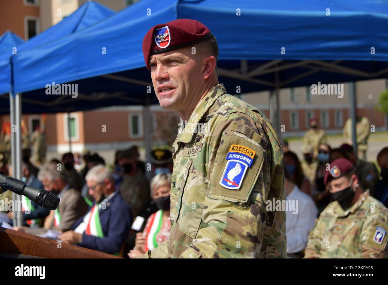 Armée américaine Kenneth J. Burgess, commandant sortant de la 173e Brigade aéroportée, prononce un discours lors de la cérémonie de changement de commandement sous condition de prévention Covid-19 à Caserma Del DIN, Vicenza, Italie le 24 juin 2021. La 173e Brigade aéroportée est la Force d'intervention en cas d'urgence de l'armée américaine en Europe, capable de projeter des forces prêtes n'importe où dans les domaines de responsabilité de l'Europe, de l'Afrique ou des commandements centraux des États-Unis. Banque D'Images