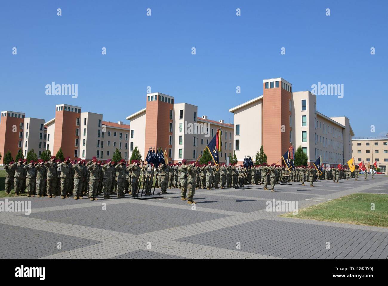 Les parachutistes américains affectés à la 173e Brigade aéroportée rendent hommage lors de la cérémonie de changement de commandement sous condition de prévention Covid-19 à Caserma Del DIN, Vicenza, Italie le 24 juin 2021. La 173e Brigade aéroportée est la Force d'intervention en cas d'urgence de l'armée américaine en Europe, capable de projeter des forces prêtes n'importe où dans les domaines de responsabilité de l'Europe, de l'Afrique ou des commandements centraux des États-Unis. Banque D'Images