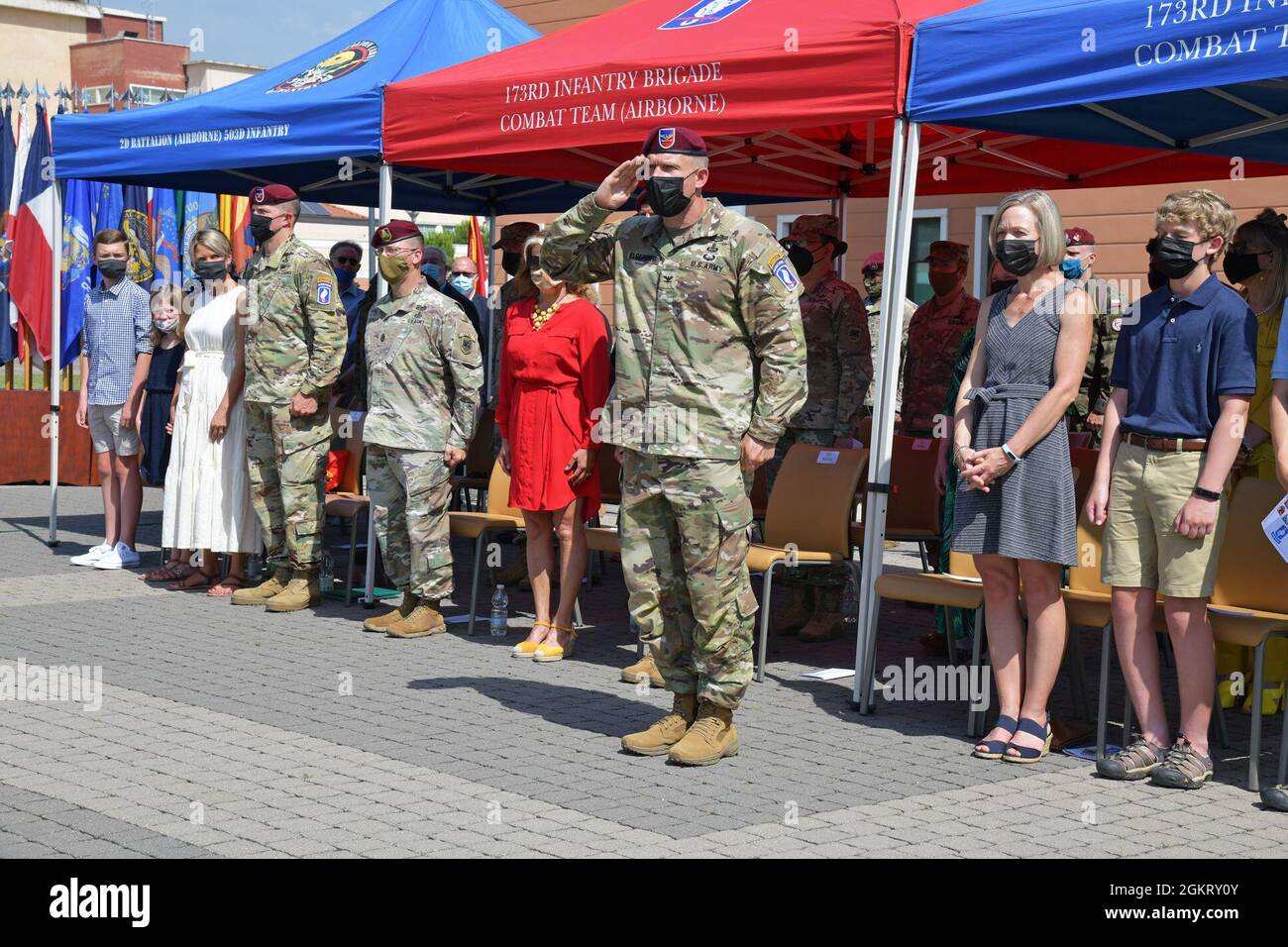 Le colonel de l'armée américaine Michael Kloepper, commandant entrant de la 173e Brigade aéroportée, prend le commandement lors de la cérémonie de changement de commandement sous condition de prévention Covid-19 à Caserma Del DIN, Vicenza, Italie le 24 juin 2021. La 173e Brigade aéroportée est la Force d'intervention en cas d'urgence de l'armée américaine en Europe, capable de projeter des forces prêtes n'importe où dans les domaines de responsabilité de l'Europe, de l'Afrique ou des commandements centraux des États-Unis. Banque D'Images