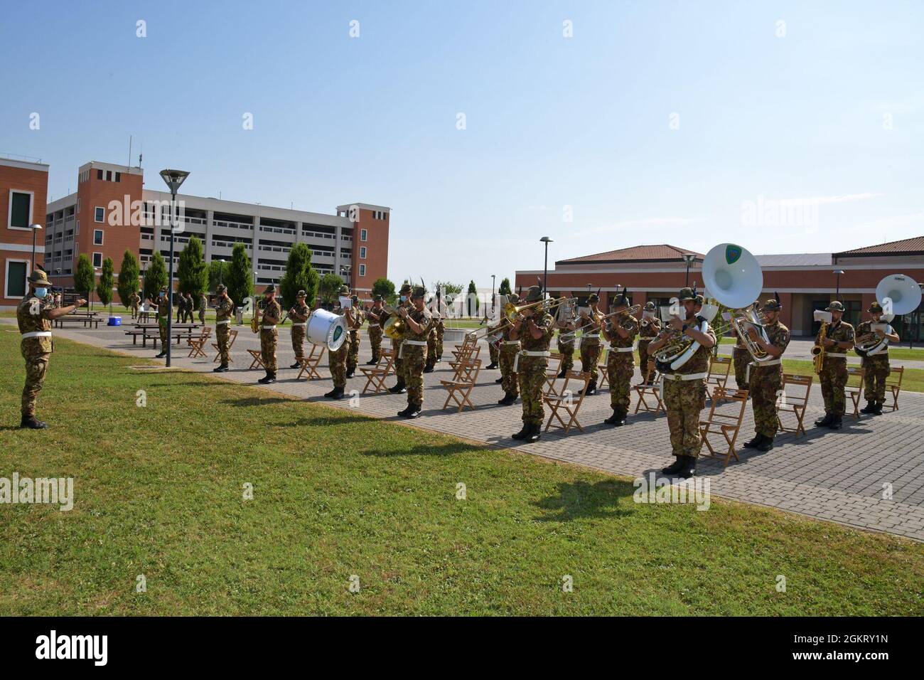 L'armée italienne Fanfara (bande) de la Brigata Alpina “Julia” (brigade Alpini) se prépare pour la 173e Brigade aéroportée de l'armée américaine cérémonie de changement de commandement sous condition de prévention Covid-19 à Caserma Del DIN, Vicenza, Italie le 24 juin 2021. La 173e Brigade aéroportée est la Force d'intervention en cas d'urgence de l'armée américaine en Europe, capable de projeter des forces prêtes n'importe où dans les domaines de responsabilité de l'Europe, de l'Afrique ou des commandements centraux des États-Unis. Banque D'Images