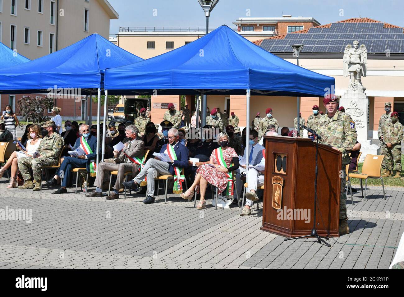Armée américaine Kenneth J. Burgess, commandant sortant de la 173e Brigade aéroportée, prononce un discours lors de la cérémonie de changement de commandement sous condition de prévention Covid-19 à Caserma Del DIN, Vicenza, Italie le 24 juin 2021. La 173e Brigade aéroportée est la Force d'intervention en cas d'urgence de l'armée américaine en Europe, capable de projeter des forces prêtes n'importe où dans les domaines de responsabilité de l'Europe, de l'Afrique ou des commandements centraux des États-Unis. Banque D'Images