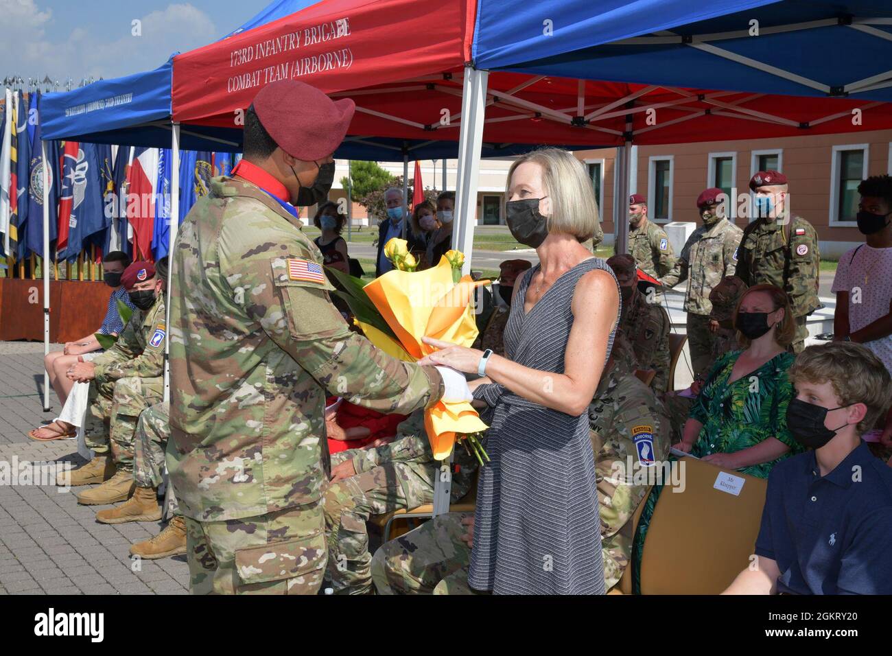Mme Ellen Kloepper, épouse à femme du colonel Michael Kloepper, commandant entrant de la 173e Brigade aéroportée, reçoit des fleurs jaunes lors de la cérémonie de changement de commandement sous condition de prévention Covid-19 à Caserma Del DIN, Vicenza, Italie le 24 juin 2021. La 173e Brigade aéroportée est la Force d'intervention en cas d'urgence de l'armée américaine en Europe, capable de projeter des forces prêtes n'importe où dans les domaines de responsabilité de l'Europe, de l'Afrique ou des commandements centraux des États-Unis. Banque D'Images