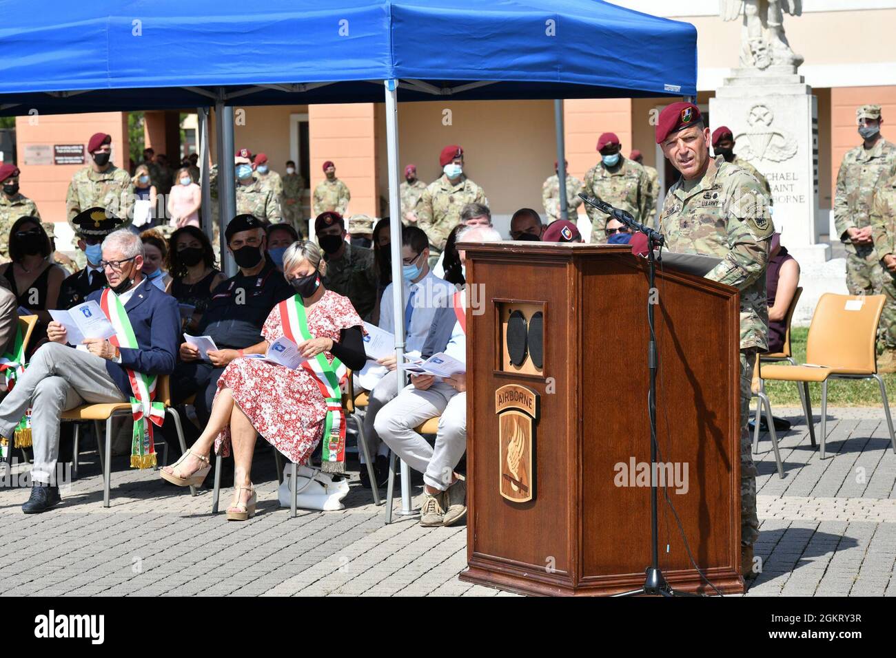 Le général de division Andrew Rohling de l'armée américaine, commandant de la Force opérationnelle de l'Europe du Sud de l'armée américaine, en Afrique, fait des remarques lors de la cérémonie de changement de commandement de la 173e Brigade aéroportée sous condition de prévention Covid-19 à Caserma Del DIN, Vicenza, en Italie, le 24 juin 2021. La 173e Brigade aéroportée est la Force d'intervention en cas d'urgence de l'armée américaine en Europe, capable de projeter des forces prêtes n'importe où dans les domaines de responsabilité de l'Europe, de l'Afrique ou des commandements centraux des États-Unis. Banque D'Images